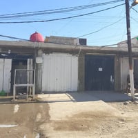 للبيع المساحة  الواجه ١٦م. النزال. 5.5م اربع محلات مع باب درج الطابق ا...