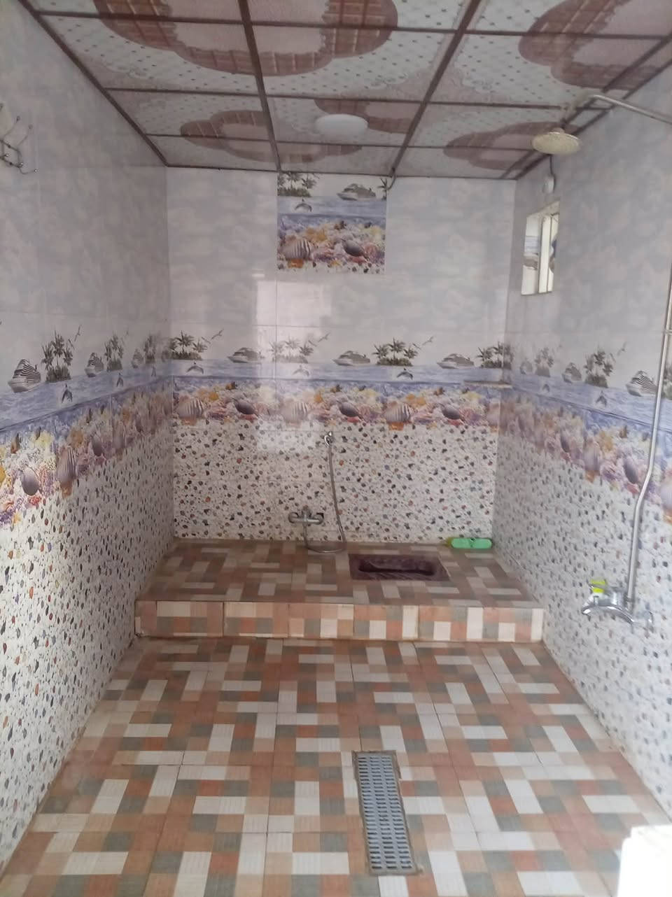 بيت للبيع المساحه ١٩٠ بي غرفه وصاله ومطبخ وتخاريج وبي استقبال هيكل ومساحه وره البيت قرب مدرسة حلوان استفسار اكثر  اتصل على الرقم واتساب  ***********
