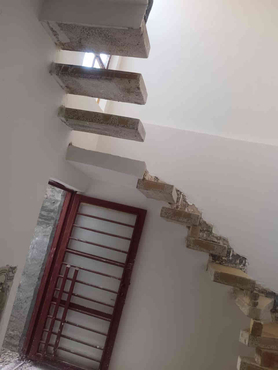 السلام عليكم
  دار للبيع مكان مميز جدا 
طابو زراعي سند 25 
المساحه //١٠٥متر
نوع البناء طابوق عكاده 
العنوان / /بابل المدحتيه
شارع علي قماره قرب حسينية الشهداء
خدمات كامله من ماء وكهرباء
عرض الشارع ٧متر
السعر/٤٦وبي مجال
تفاصيل البيت طابق واحد 
استقبال 
صاله 
عدد الغرف١
مطبخ 
منور خلفي طارمه
مجمع صحيات داخليه وخارجيه
السطح كامل  فرشي
البيت كامل ولايوجد اي نقص بي
تحويل البيت ثاني يوم بعد الشراء 
بناء حديث موقع جيد جداً 
يبعد عن الشارع الرئيسي ١٥٠متر
ملاحظة//البيت فارغ حلين غير مسكون
سنة البناء حديث
للاستفسار
مراجعة  مكتب دلالية وائل الهندي 
***********ابو علي
مكتب دلالية وائل الهندي بابل المدحتيه الحمزه الغربي ع شارع 60 قرب سلوان ابو الكاشي مقابيل فرع علي قمار
