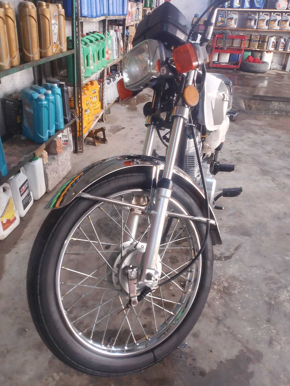 سلام عليكم دارجه نامه نضيفه نص هندر شغله
1كهرباء كلهه شغله 

2نقص بس اشاير ما يشتغل بس اشاير جديدات 

3دبل أمامي شغله او جديد 

4دبل خلفي جديد

5عداد سرعه شغل او جديد 

6صنيه نضيفه او جديد 

7تانكي جديد او موشم 

8ويلاه خلفي أمامي جديدات 

9مكينه نامه او حلوه بس مفتوحه 

10سيبايه حلوه او جديده

11وياهه ستيرن او جملغ أمامي او دوسه مال رجل 
او بيهه اوراق السعر 425او بيهه مجال حك الجيه المكان بعقوبه التحرير موديل 25 الدراجه تعمير حلوو. ***********
