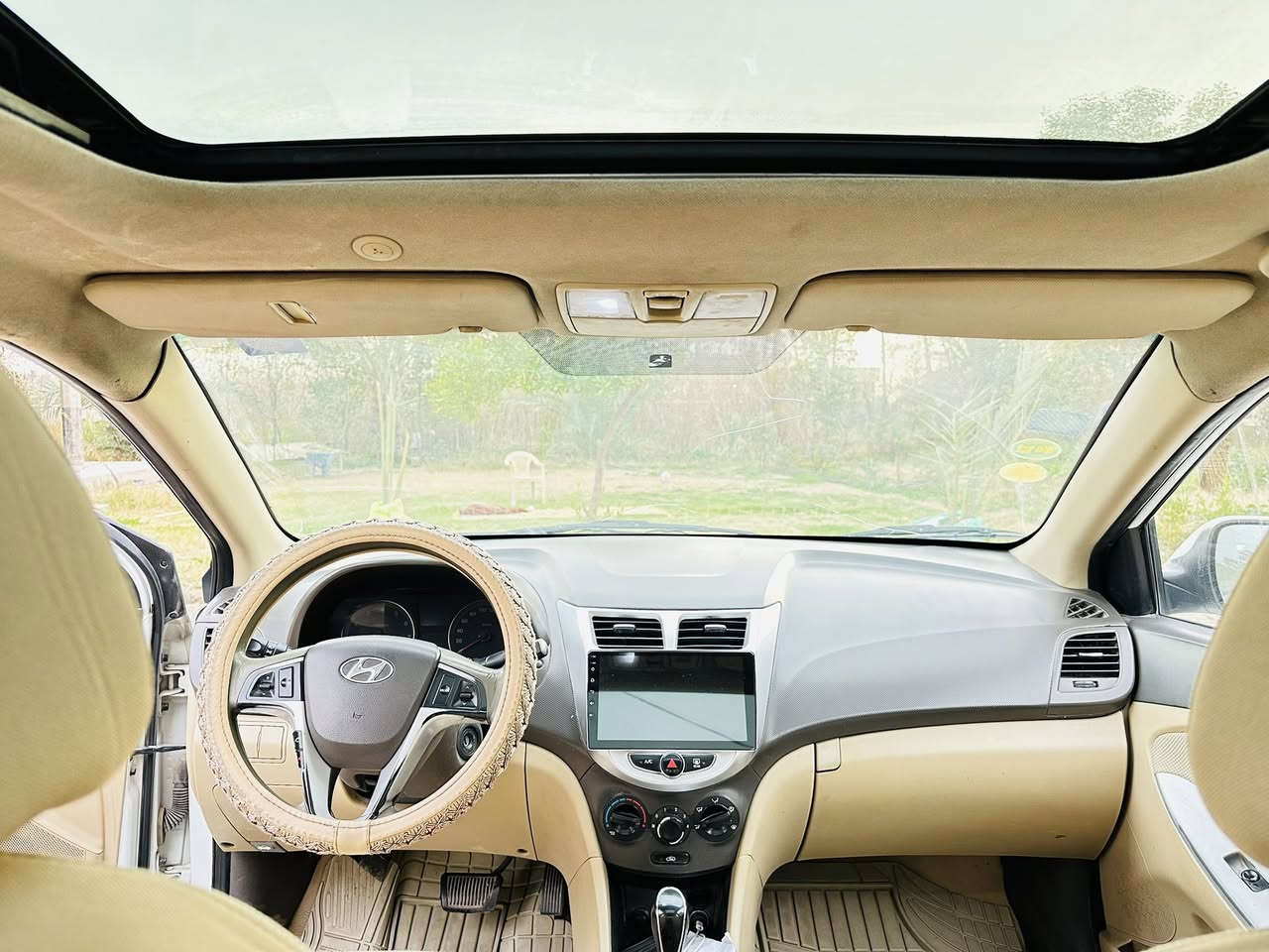 السلام عليكم اكسنت خليجي موديل ٢٠١٢ رقم بغداد دوش قطرتين فتحة بالسقف السعر ٩٣ وبيها مجال اتصال***********  بي واتساب
