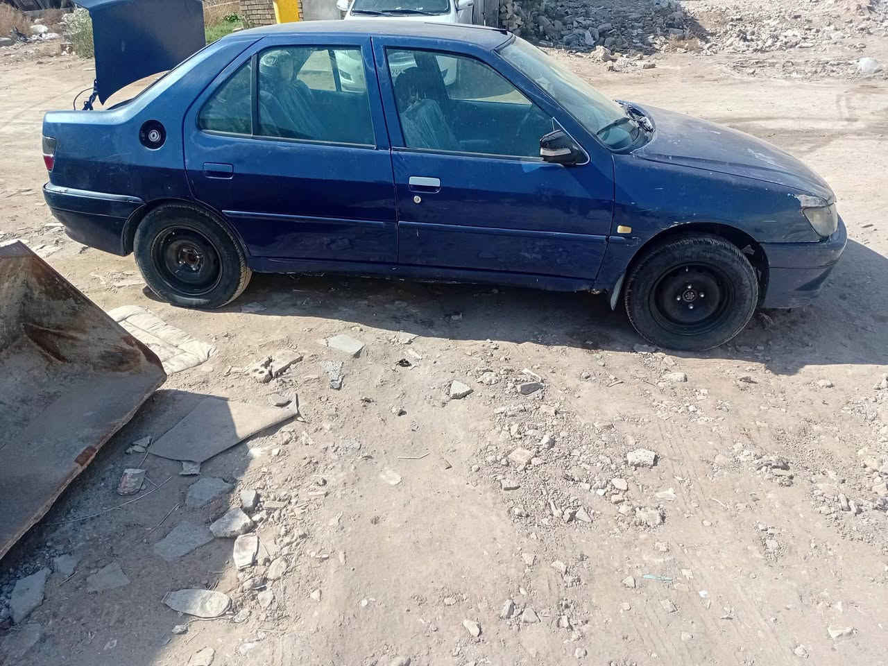 للبيع بيجو فرنسي موديل2001بسمي كفالة من صبغ وظربة الكشر شؤف عينك يردل ترتيبات كير ومحرك جدد سعر ٢٨ وبيه مجال ***********مكاني بغداد
