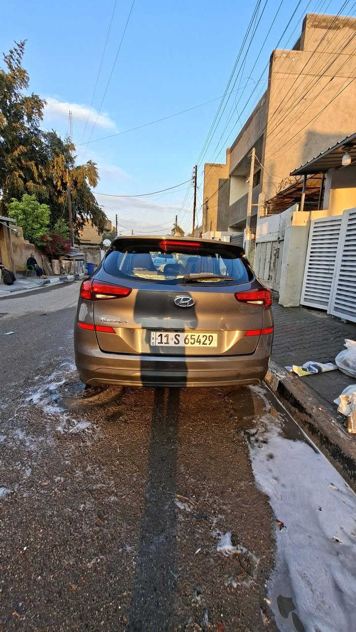 تفاصيل السياره بمقطع فديو مرفق بالمنشور + السونار 
هيونداي توسان 2019 وارد امريكي

جديده جدا
حادث جاملغ الايمن كد شبر راجع بارد يعني السياره كلين 
بدون دواخل، بجم كبس، بدون ايرباك، بدون بارد
تبريد ثلج
فول تحكمات ستيرن
شاشه وكامره
هندبريك دكمه 
اوتو هولد 
تحديد مسار 
انظمة قياده
محرك 2000 GDI
ماشيه 77 الف
سياره جاهزه للاخير
تحويل ثاني يوم
غرفتها جديده بلاديه

مكان السياره الحسينيه 
سعره السياره ١٧٥ 
للتواصل ***********
