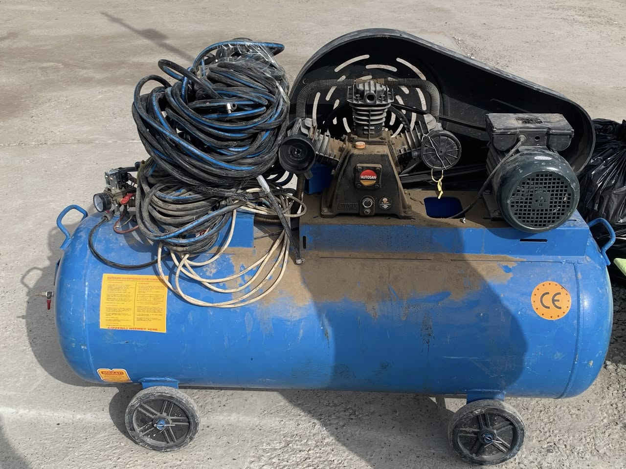 السلام عليكم ..

كمبريسر للبيع 

السعه 250 لتر 
مع صوندا 50  متر 
مع مسدسات عدد 3 حجم كبير وثقيل 

الكمبريسر جديد استخدام فقط 6 اشهر 

العنوان بغداد المنصور شارع 14 رمضان 

السعر 550 قفل 
الهاتف : ***********
