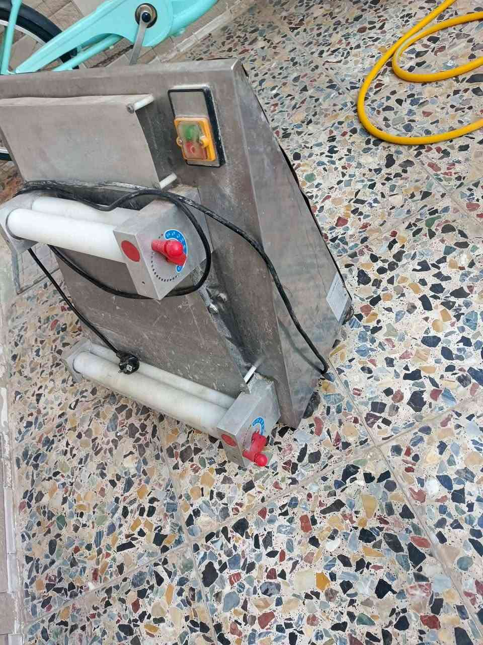 السلام عليكم 

غراض مطعم للبيع نظيفات جداا 

فتاحه عجين 
عجانه تركيه لولبيه 
شوايه كص 
فرن طبقي خانه وحده 

الغراض نظيفات جداا وشغالات

***********
***********

