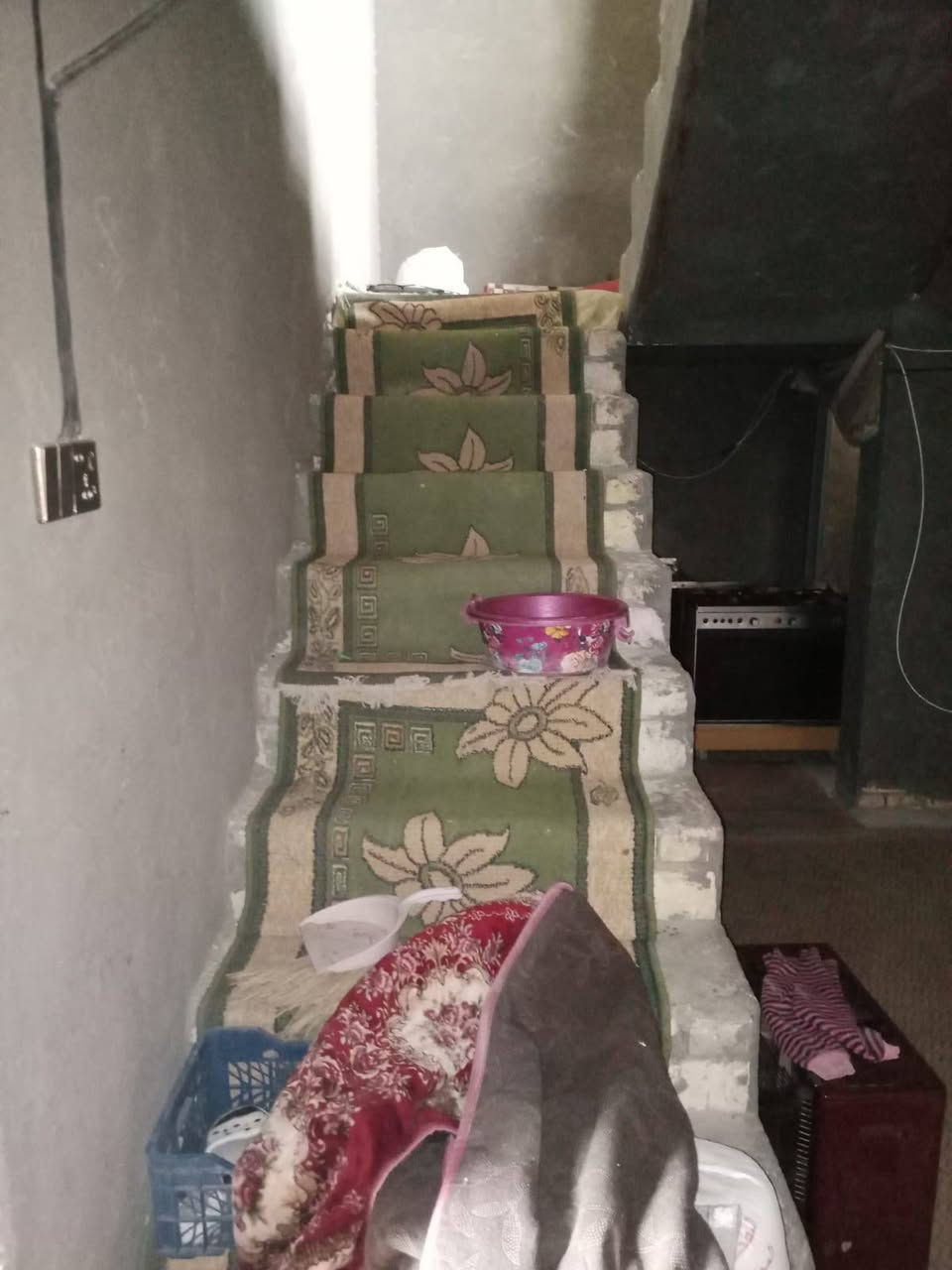 بيت للبيع في مجمع الهرموش نزلت جامع ام البنين مساحته 200م بي صاله غرفتين منورين استقبال ومطبخ بس اساس سعره 35 بي مجال رقم ***********
