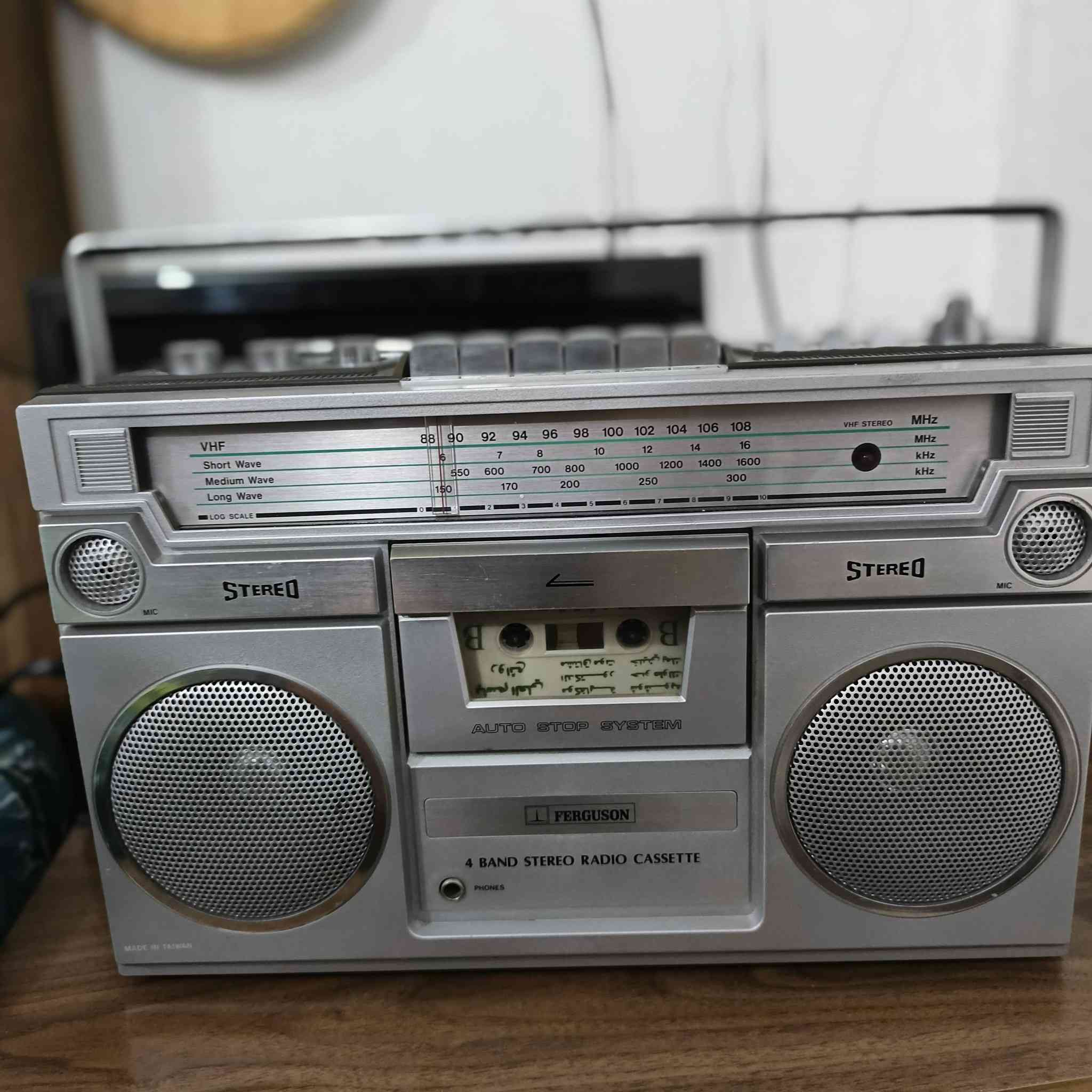 مسجل وراديو ماركه FERGUSON
ستريو أربع موجات FM am LW SW
مضخم صوت شغال من كل النواحي جهاز أخو الجديد
صناعه تايوان مصدر إلى بريطانيا.. السعر160الف عنواني بغداد


**إذا كنت صاحب هذا الإعلان وتريد حذفه لأي سبب، رجاءا أرسل رسالة إلى الدعم الفني**