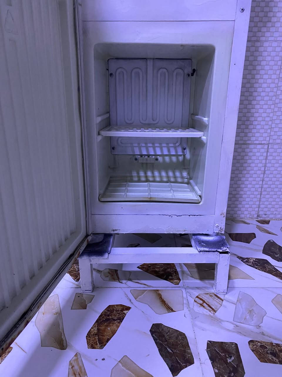 براد نوع هيتاشي شغال حار وبارد وثلاجة كامل بدون نقص حتى القاعدة الارضيه والفلتر ويا بدون نقص وضع بلادي شركة السعر ٦٥وبي مجال بسيط ***********

