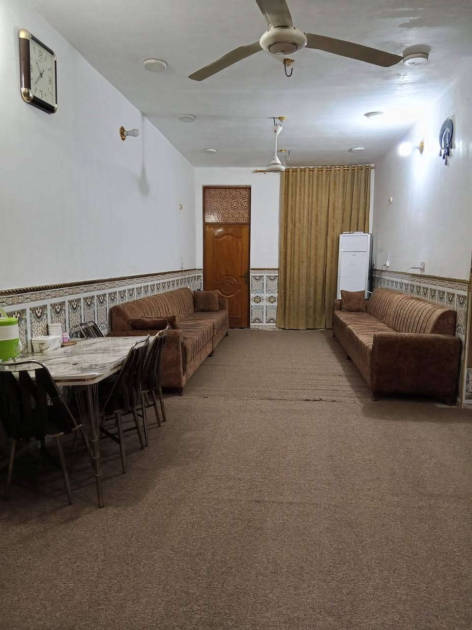 سلام عليكم 
الدار للبيع المساحه 300متر طابو زراعي سند 25 بناء حديث طابوق السقف صب كونكريت طابقين غرف نوم 4 اربعه وستقبال وصاله ومطبخ مجمع صحي خارجي وداخلي وطارمه وممرات داير البيت وحديقه عرض الشارع 8متر تبليط الموقع قرب معمل بهاء عيدان 
مراوس عادي حصرا بكاع السكندري 
أي استفسار إتصال على الرقم التالي واتساب ***********
أو مراجعة مكتب ابو زهراء التميمي شارع المواكب مقابل حسينية الخزرج الخاص مفتوح
