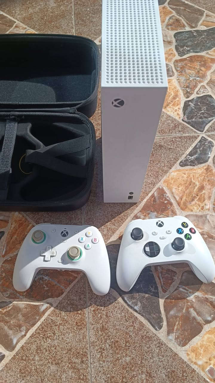 للبيع اكس بوكس سير يس نضيف جدا نضافة 100/100 ويا يدات ثنين وبي 4 العاب مملكة من ضمنهن بلاك اوبس 7 جهاز مال بيت جديد انتاج 22 سعره 365 وبي مجال ***********
