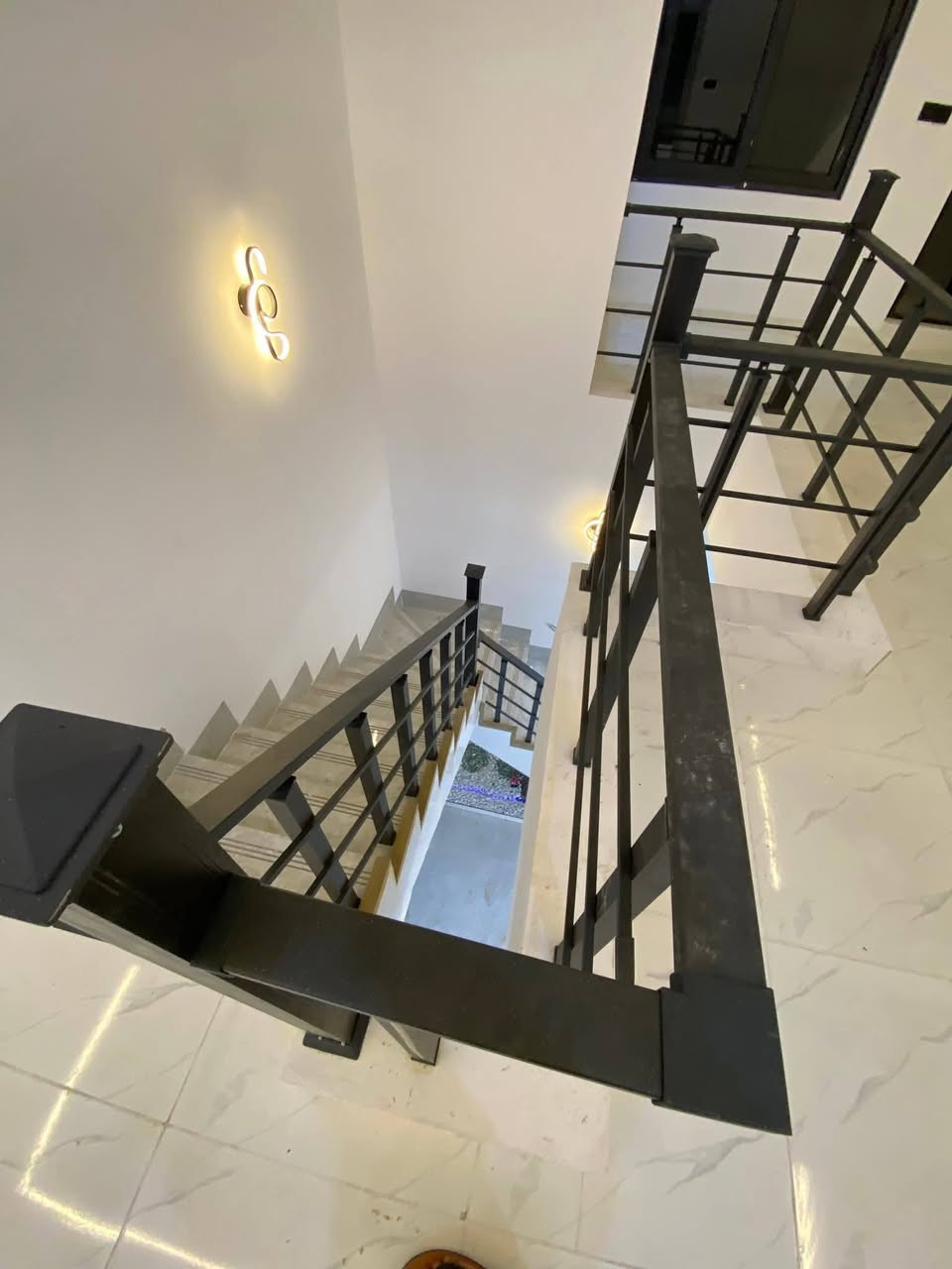 دار للبيع 168ونص متر طابقين فول مواصفات يحتوي على 4 غرف نوم طابو  صرف موقع مميز خلف التجاري ومنطقة هادئة ومرغوبه  ( منطقة حي العسكري - قرب جسر حصو ورمل ) 
للاستفسار الاتصال *********** ☎️ ***********
