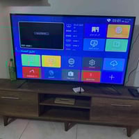 شاشة حجم 55 نوع ريد شغالة انترنيت  مع ميز بلازمة صاج اصلي وملحق تعلاكة...