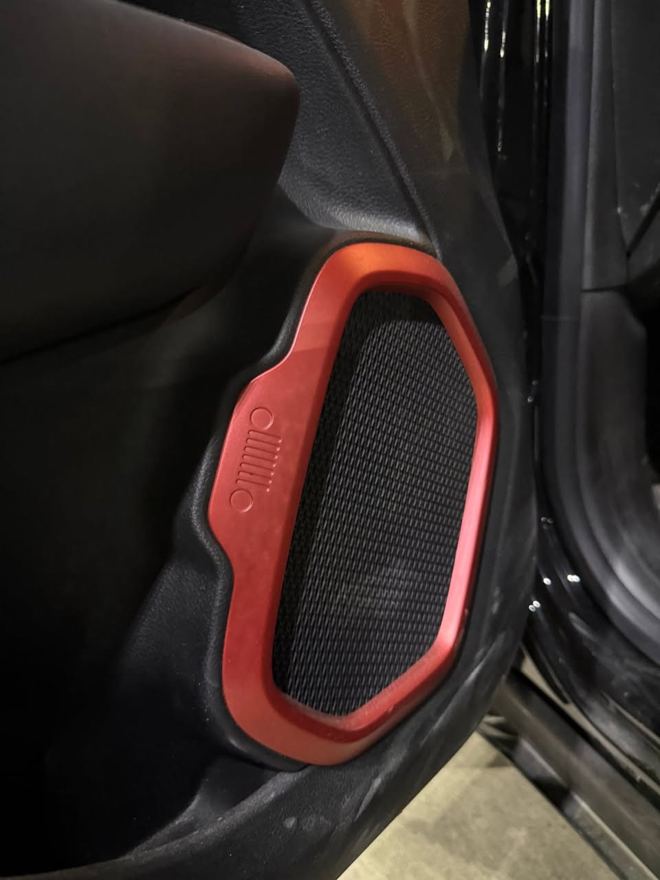 🚗 للبيع: جيب رينيجيد تريل هوك 2023 (Trailhawk)

✅ وارد أمريكي
✅ رقم أربيل باسمي
✅ ماشيه 20 ألف فقط
✅ حادث جاملغ واحد (تبديل فقط) حادث خفيف
⚠️ بدون دواخل
⚠️ بدون إيرباك

المواصفات:

🔹 شاشة كبيرة مع كاميرا خلفية دوارة
🔹 بصمة تشغيل، بصمة أبواب، وبصمة صندوق
🔹 تحكم بالستيرن من الجهتين
🔹 دفع رباعي حقيقي 4x4
🔹 رادار أمامي مع مانع تصادم
🔹 رادار النقطة العمياء (جانبي)
🔹 إشارات بالمرايا
🔹 رنكات كروم قياس 17 إنج
🔹كشن حضن ومع ختم تريل هوك 
🔹 إنارة LED للشبابيك
🔹 حمالات سقف أصلية
🔹 كشافات أمامية LED
🔹 كشافات ضباب خلفية LED
🔹 نظام المحافظة على المسار (Lane Assist)

السيارة نظيفة جداً وبحالة ممتازة، وما زالت بوضعية الشركة.
العدة، السبير، والأرضيات غير مستخدمة.

💯 من أنظف السيارات الموجودة بالسوق.

📍 الموقع: كركوك

📞 للاستفسار: خاص او ***********
