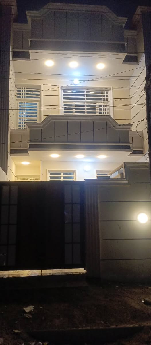 بسم الله الرحمن الرحيم مشتملات للبيع متوفره  جدد درجه اوله  مكانهن قرب كراج الأسدي  ومنطقه الجريخي  مساحتهم 100 متر بيهم خارطه 3 نوم للستفسار  مكتب الرواد *********** ويعلن مكتب الرواد تقديم القروض ولمبادره موافقات خاصه بدون اي مقدمه لحد ماتستلم القرض  يله اسلم اتعاب المحامي
