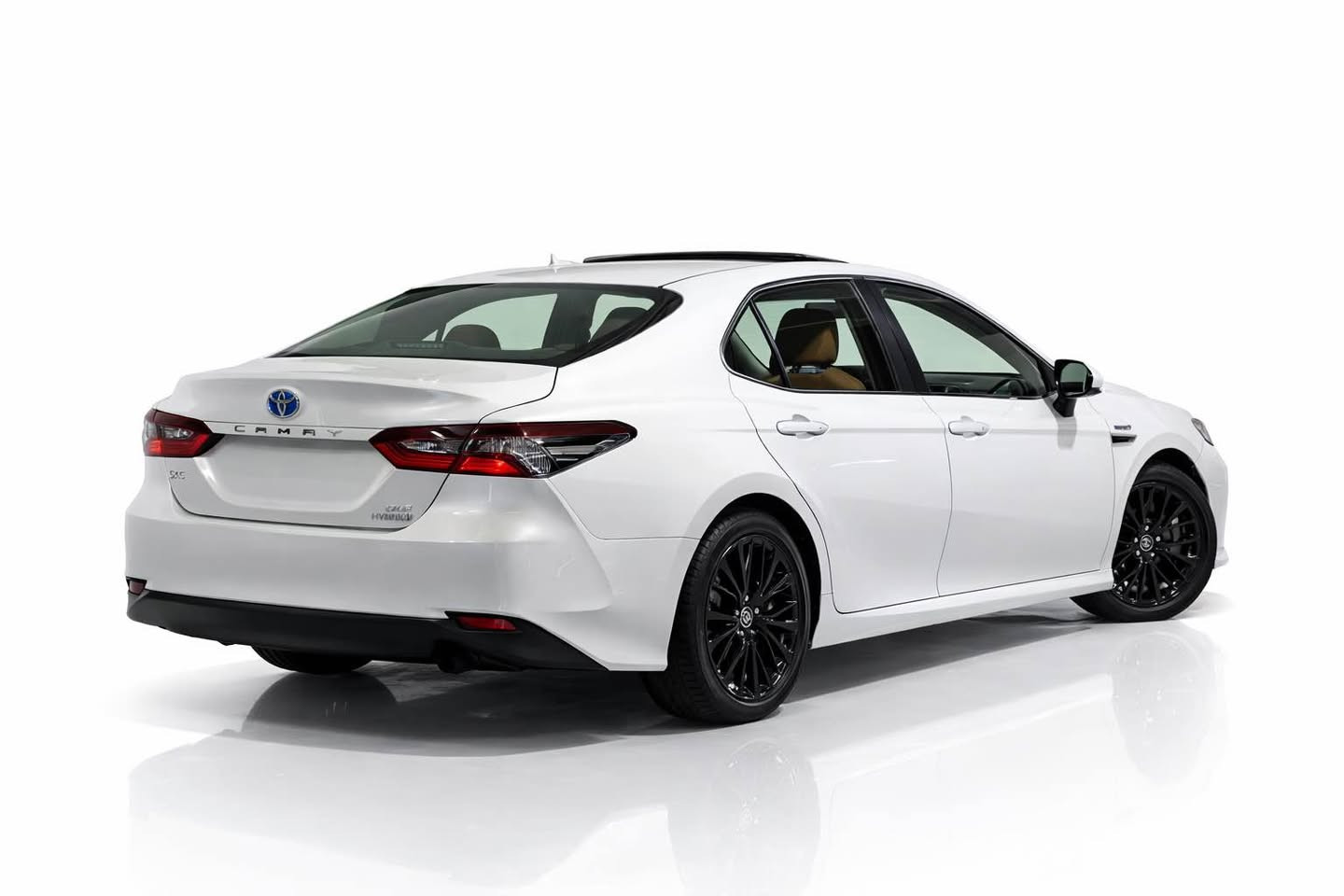 السلام عليكم

للبيع تويوتا كامري هايبرد موديل نظيف كلش، لون أبيض ملكي ويجي ويا داخلية جلد بني فخم يخبل. السيارة مرتبة ومحافظة عليها عدل، وما بيها أي شي يعيب.

مكينة هايبرد اقتصادية بالبنزين وتوفر صرف، وتمشي ناعم وهادية بالطريق. مناسبة للبيت، للشغل، وللسفر.

المواصفات:
22.000km
2024
 • هايبرد (بنزين + كهرباء) اقتصادي كلش
 • فئة GLE
 • فتحة سقف (بانوراما)
 • جلد بني أصلي
 • شاشة كبيرة
 • كاميرا خلفية
 • بصمة ستارت (Power)
 • تحكم بالدركسون
 • مثبت سرعة
 • حساسات
 • جنوط سود سبورت
 • تكييف ثلج

السيارة نظيفة من الداخل والخارج، استخدام شخصي ومحافظ عليها. جاهزة للفحص بأي مكان تحبه.

اللي يريد سيارة مرتبة، مريحة، وصرفها قليل… هاي فرصته

خدشات بسيطة بل دعامية الخلفية، تواصل لل جادين عل واتساب  

9647768319002 بغداد, العراق


**إذا كنت صاحب هذا الإعلان وتريد حذفه لأي سبب، رجاءا أرسل رسالة إلى الدعم الفني**