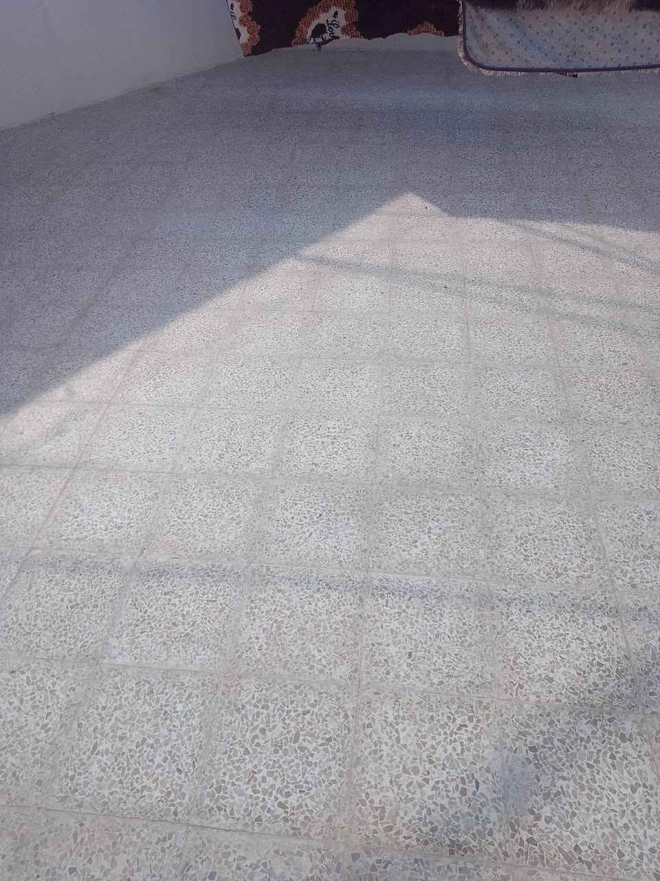 بيت طابق واحد ركن مساحته 135 متر سند 25الأرض زراعي بستان  ملك صرف يحتوي الدار علي غرفتين نوم واستقبال فقط  و مطبخ سيراميك و حمام و مرافق سيراميك ومناور 2 والسطح كاشي وخدمات كامله كهرباء وماء وتبليط السعر 105 قابل للتفاوض  العنوان مزارع زيونه   مقابل المرور رقم تلفون *********** كورك
