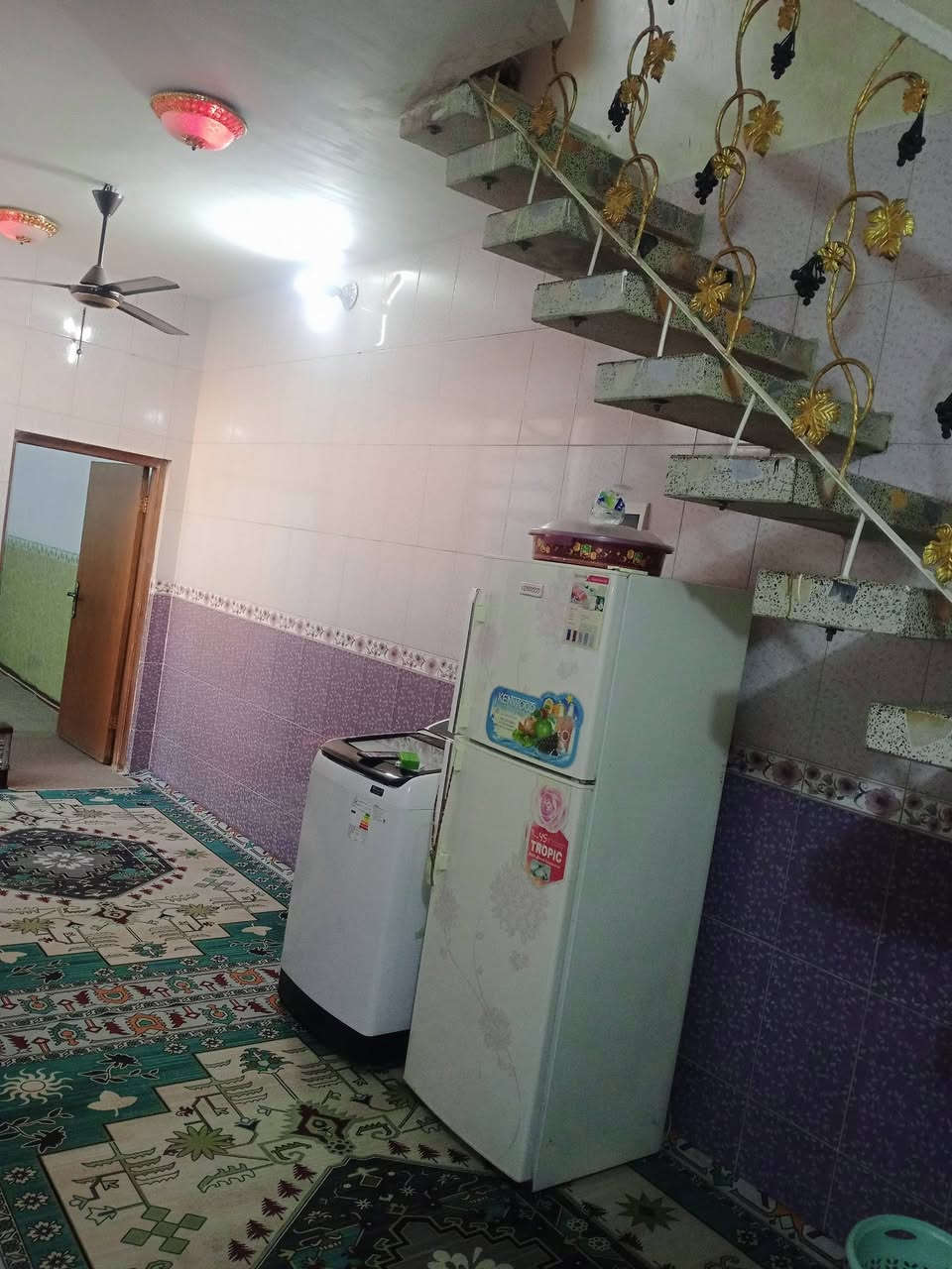 سلام عليكم بيت للبيع  قاط واحد مساحه ١٠٠ نضيف جدا مكان الحسينية شارع ابو سمير استفسار عل رقم ***********
