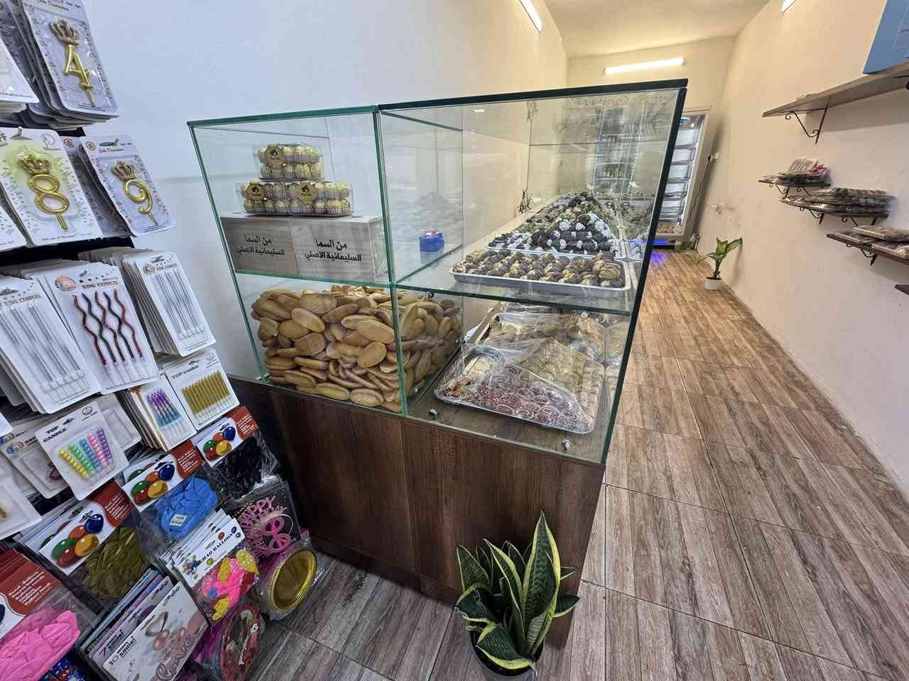 ميز او فاترينه حلويات الطول الكلي ٤ ونص متر مقطعه مترين بمترين بمتر وقاطع نص متر جام ثقيل ١٠ ملم معالج بالليزر استعمال شهرين فقط جديد مع ٧ رفوف ورف طويل ٣.٥ متر نفس اللون للعلم الشغل تركي عمل يد مو جاهز جداً ثقيل كلفني اكثر من مليون ونص فقط الميز و١٥٠ الرفوف السعر مليون وبي مجال عنواني بغداد العطيفيه ***********
