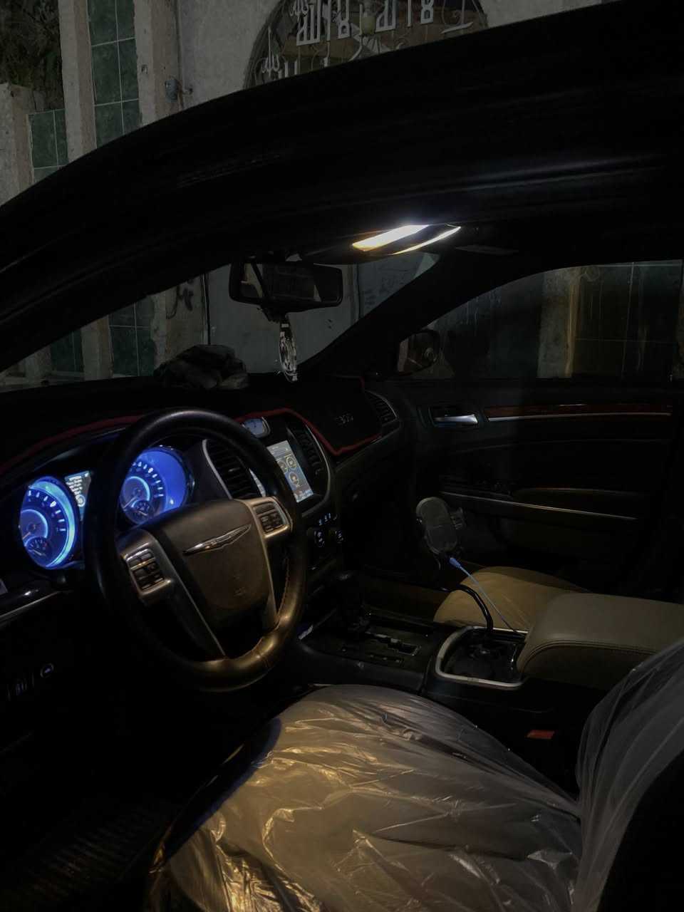 اوباما 2014 c300.                                                                    فول موصفات عده لفتحة
وارد أمريكي داخلة گلين  بيها قطعتين بدون صبغ
بصمة تشغيل ؏ـن بعد
كشنات ميموري خزن
مكينة V8 5700 
بردة خلفية
دوسات بانزين وبريك كهرباء
كشنات كهرباء 
جام اوتو 
كير عصا
بجم محدث 2017
رقم اربيل بأسمي
شاشة وثيمات SRT
مكاني بغداد 
رقمي ***********
بيع او مرواس
