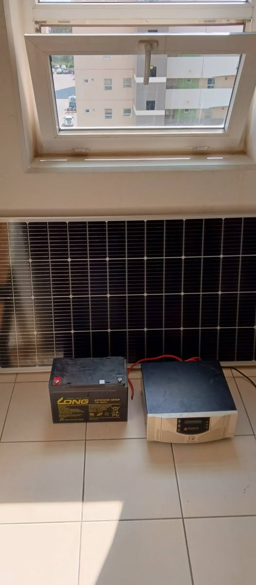 سلام عليكم.. منظومة متكاملة للطاقة الشمسية.. 
تنطيك على الشمس بحدود واحد امبير .. وعلى البطارية بحدود 4 امبير.. 
الأسعار كالاتي 
اللوح مساحة بحدود واحد ونص في 700 .. يعطي 200 واط 
والبطارية جافة 100 امبير
والعاكس تقريبا  4 امبير 
.. 
الأسعار 
.....
سعر اللوح : 75 الف 
البطارية : 125
العاكس : 150 
.. 
المجموع الكلي 350 الف المنظومة كاملة .. وابيع أجزاء أو المنظومة كلها 
.. 
الأسعار نهائية 
..
اخوان المنظومة ممتازة كطوارئ وعن تجربة .. وربي  يكفيكم من الطوارئ .
الهاتف ***********
