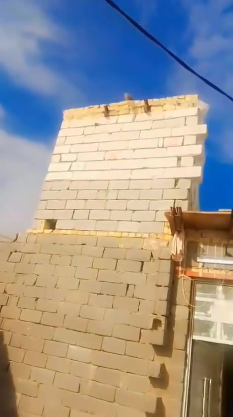 دار للبيع مساحه 200متر. غرفتين وصاله ومطبخ عوزه  السعر عكاده.  صحيات ماي مجاري كهرباء متوفره كلها.  بناء جديد.  السعر 35بي مجال. الاتصال على الرقم ***********.
