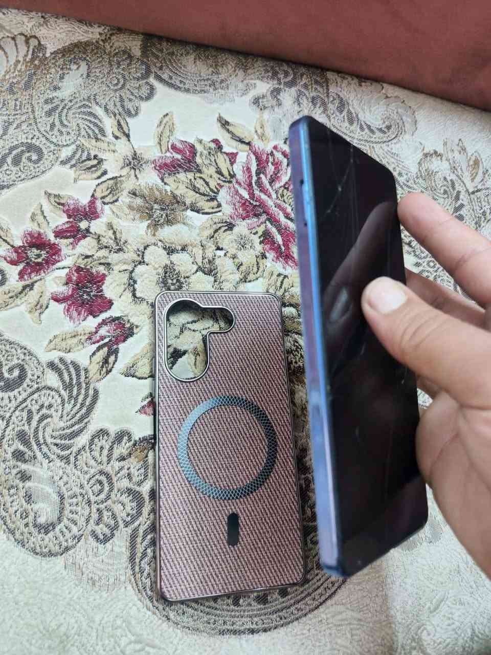 السلام عليكم للبيع تكنو كامون 20 برو ذاكره 256 عشوائيه 8 + 8 بطاريه 5000 ببجي 60 فريم جهاز بيا فطور بالشاشه الجهاز حلو نظيف ما داخل صيانه ابد الجهاز سعره 100وبي مجال مكاني بغداد العبيدي رقمي اتصل***********
