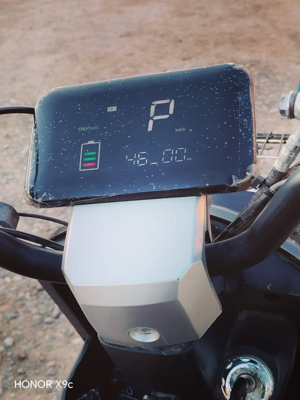 السلام عليكم R9للبيع نضيف حيل علا ايدي اشتريته جديد بصمه وسويج 2 تشغيل عن بعد مانع سرقه باتريات دبل  نضاف حيل ما متعوبات الموطور نضيف حيل يرهم مراوس اي شي يمك السعر 440 الاستفسار خاص +***********
