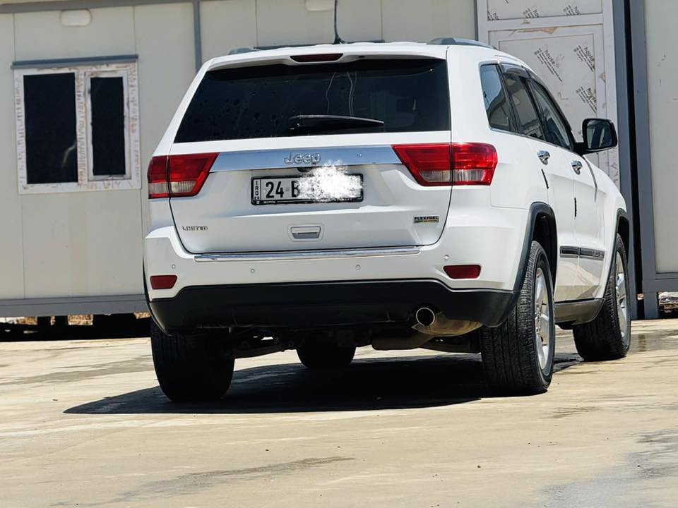 السلام عليكم جيب شيروكي للبيع موديل13 وارد امريكي مابيها ضرر فقط الموضح بالصور تعديل بارد 
محرك 6 سلندر 
تو ويل 
فول مراصفات 
كشانةجلد وتحكم 
تشغيل عن بعد 
بانوراما  
تحكمات ستيرن 
ثلاث بصمات
 بعد بيها هواي مواصفات السعر 210للأستفسار اكثر الاتصال على الرقم  ‭٠٧٨٢ ٤٩٢ ٢٠٤٩‬
