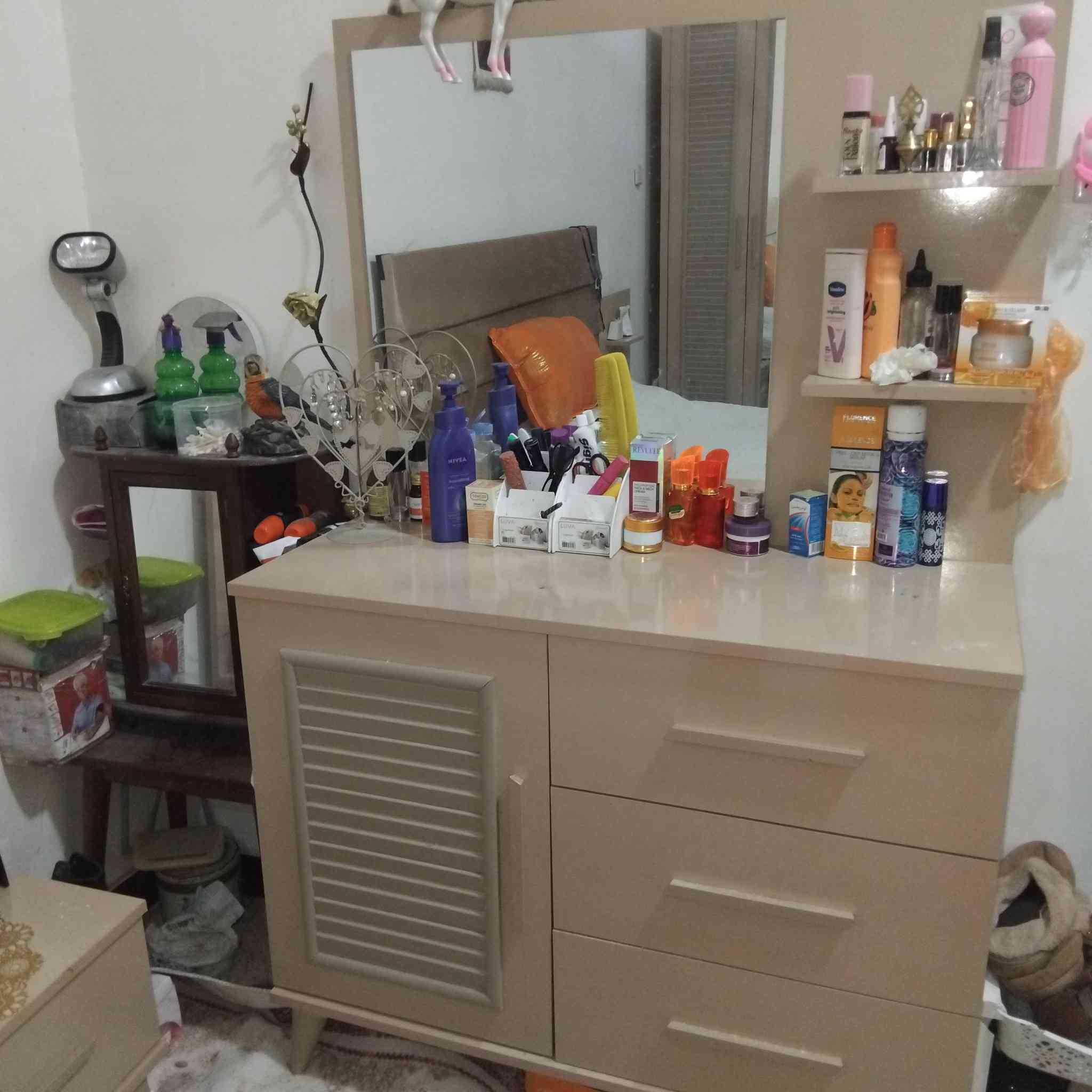 السلام عليكم غرفه تركيه ٥ قطع للبيع السعر ٥٥٠ وبيها مجال اتصال على الرقم ***********
