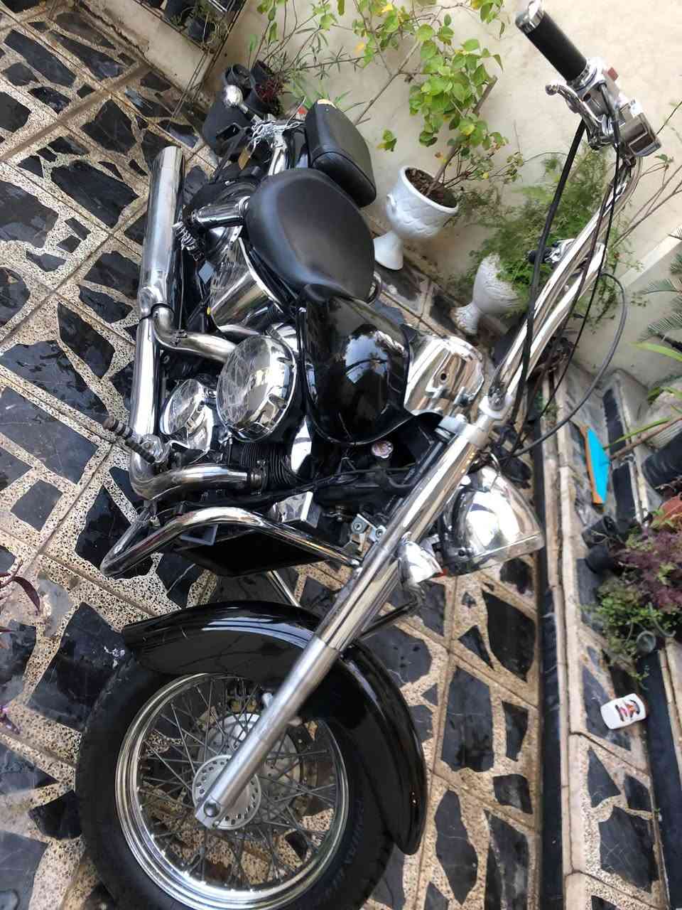**للبيع بداعي الاستعجال: أرخص شادو 400 بالعراق! 🏍️**
فرصة للشباب ومحبي الكلاسيك، دراجة **هوندا شادو (Shadow)** بحالة ممتازة ومواصفات مميزة، والسعر محروق للبيع السريع.
**المواصفات:**
 *المحرك:** 400 CC (قوة وعزم يناسب المدينة والخطوط الطويلة).
 * الرقم:** مميز (219).
 * الموديل:** كلاسيك (Classic) - لعشاق الفخامة والأناقة.
 * الحالة:** الدراجة جاهزة ومشتغلة، تحتاج ترتيبات بسيطة .
السعر 19 ورقة فقط** (السعر نهائي وأرخص شادو بهذا المواصفات في العراق، والسعر مخفض لغرض البيع السريع).
**ملاحظة:** البيع مستعجل جداً، والأولوية لمن يتصل أولاً.
📍 **المكان:** بغداد العامرية .
📞 **للاستفسار والتواصل:** [***********]
