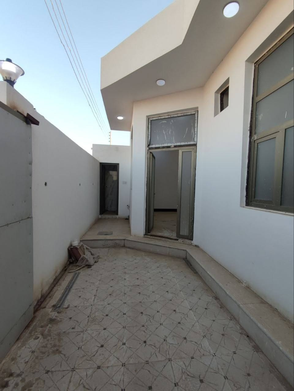 بيت 150 متر زراعي كونكريت صب البناء حديث
 شارع 12 متر الوجه 10 نزال 15
البناء حديث طارمه استقبال وصاله وغرفتين نوم ومطبخ وصحيات داخليه وخارجيه ومنور
المكان الإسكان الصناعي نزله ال ابو فياض
السعر والتفاصيل اتصل ***********
