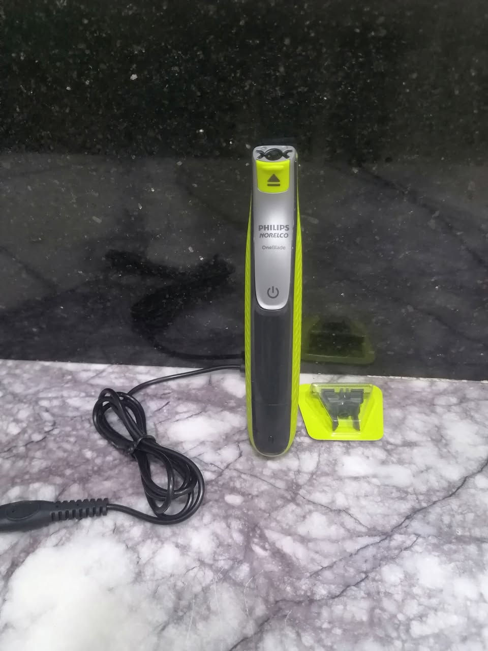 هذا هو جهاز فيليبس ون بليد (Philips OneBlade P 
تقنية الشفرة  تتيح الشفرة المبتكرة المرونة في جميع الاتجاهات لتتكيف مع منحنيات الوجه، مما يضمن ملامسة مستمرة للبشرة وتحكمًا أفضل. 
وقت التشغيل: يوفر ما يصل إلى 120 دقيقة من الاستخدام اللاسلكي بعد شحن لمدة ساعة واحدة. 
استخدام رطب وجاف: يمكن استخدامه على بشرة جافة أو رطبة، ومع الرغوة أو بدونها. 
متعدد الاستخدامات: مصمم للتشذيب، التحديد، والحلاقة لأي طول شعر على الوجه والجسم. السعر 25


**إذا كنت صاحب هذا الإعلان وتريد حذفه لأي سبب، رجاءا أرسل رسالة إلى الدعم الفني**