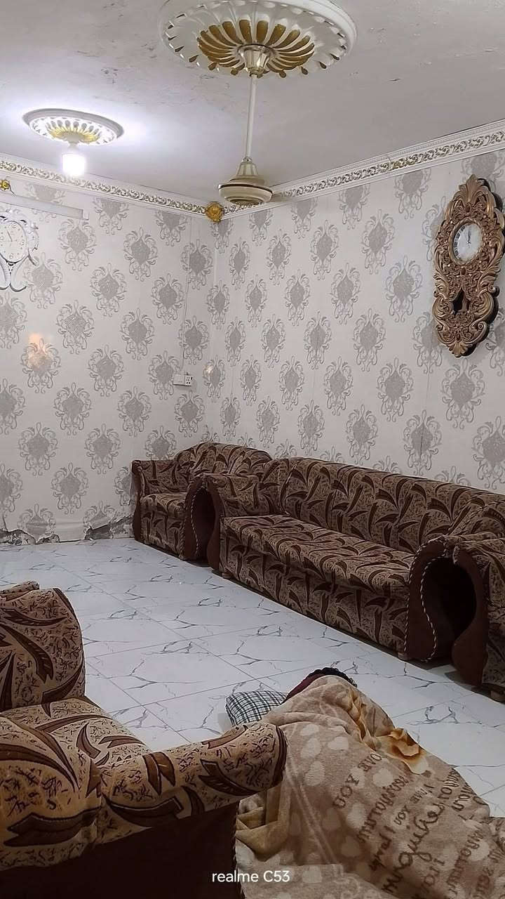 السلام عليكم دار للبيع مساحة 250 تجاوز في بعقوبة كاطون الرزاي شارع المدارس يحتوي على 3 غرف واستقبال وصاله كبيره ومطبخ  حمام داخلي السعر خاص ***********
