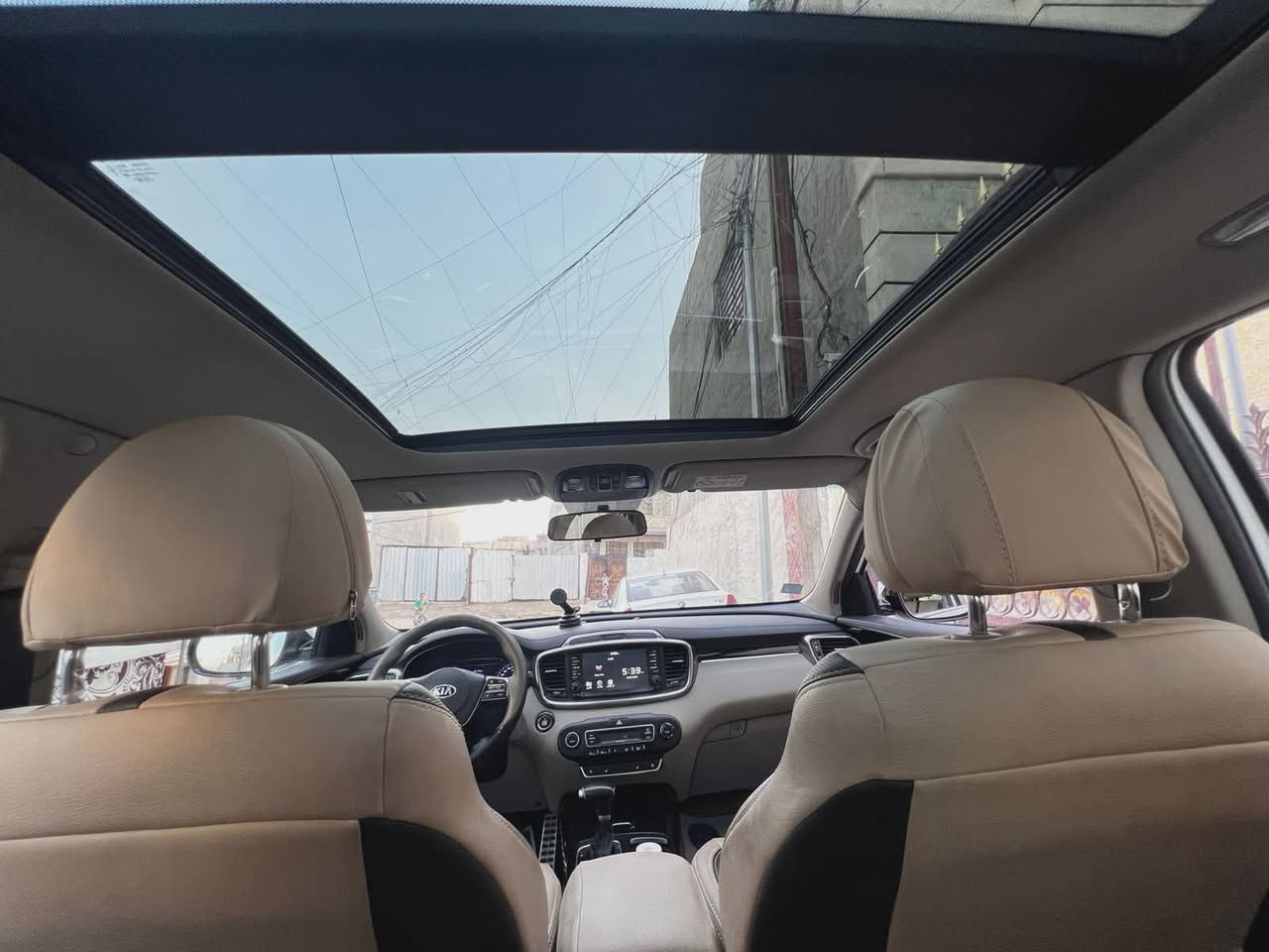 📣 للبيع المستعجل (بداعي السفر) 📣 كيا سورينتو 2020 خليجي فووووول الفول 1/1، محرك 6 سلندر (3.5L) ماشيه 67 ألف كم (حقيقي) قابلة للزيادة مكفولة كفالة عامة من الحادث والصبغ وجاهزة من كل شي وما تصرف عليها الف دينار  تايرات وبطارية جديدة. 
المواصفات:
- فول تحكم ستيرن 
- كراسي الأمامية كهرباء 
- تدفئة / تبريد 3 قطع 
- تدفئة / تبريد كراسي
- مثبت سرعة 
- سماعات محيطي-infinty 
- سايد بريك كهربائي-بصمة
- كاميرات 360 درجة ( امامي - جانبي - خلفي ) 
- مري شفط 
- شاحن لاسلكي - Wireless
- صندوق كهرباء
- شاشة ابل كاربلاي - Apple CarPlay
- نظام ترحيب 
- سقف بانوراما
- نظام فور ويل درايف
- داخل نضيف جداً
- اوتو هولد
- ٤ وضعيات قيادة
- حساسات امامي خلفي
وبعد بيها هواي مواصفات ما مذكورة. 
*********** اتصال-واتساب
السعر ٢٨٠ ورقة وبيها مجال بسيط
