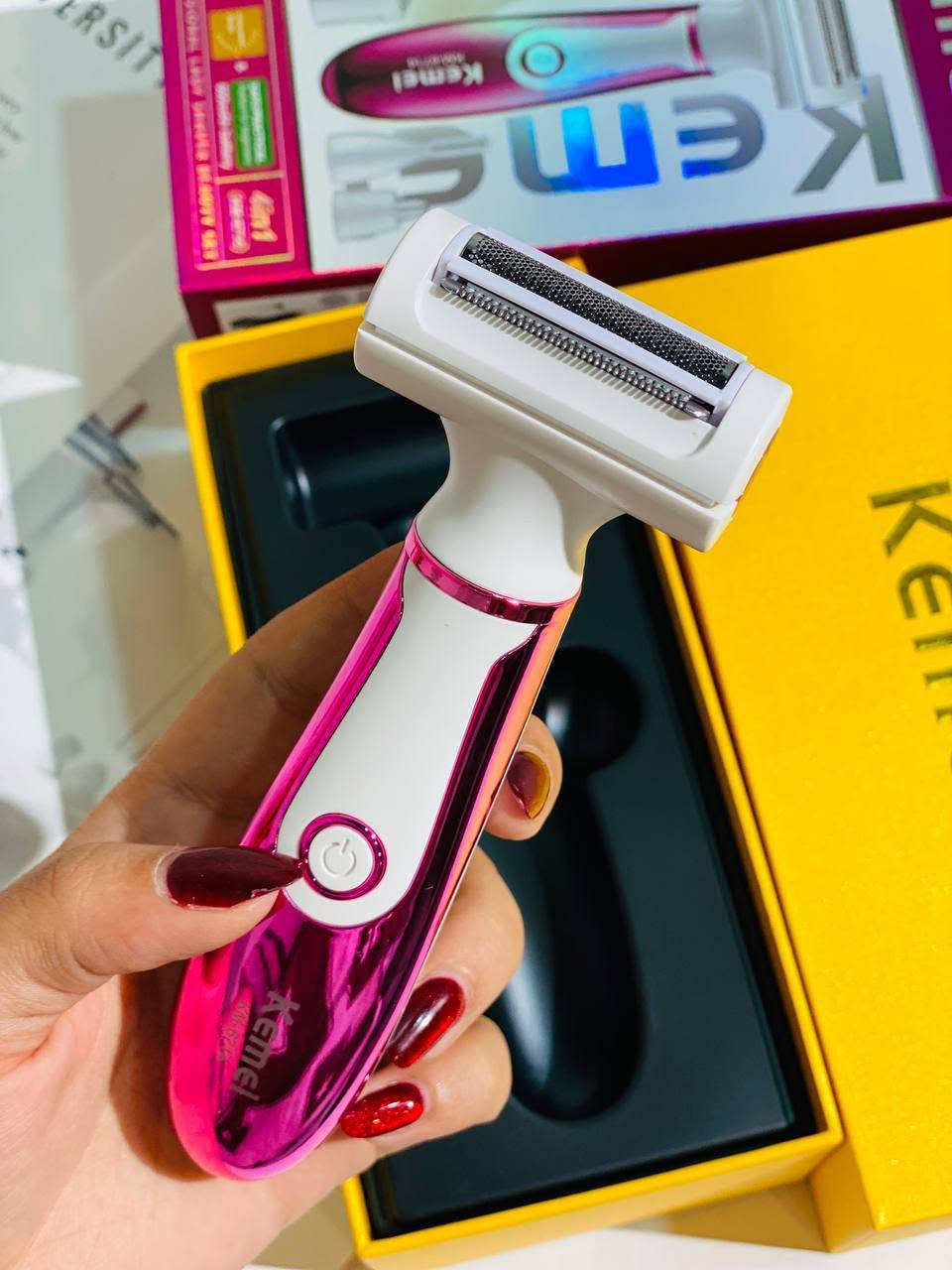 🌸 صالونكِ المتكامل في بيتكِ مع كيمي (Kemei KM-6714)! 🌸
لكل بنت بتدور على النعومة، السرعة، والراحة.. اختصرنا لكِ كل أدوات العناية بجهاز واحد ذكي وعملي جداً! ✨
 الأنيقة باللون الوردي الجذاب، والتي تأتي بوظائف متعددة (4 في 1)  لكل احتياجاتكِ اليومية بكل سهولة وأمان بدون أي ألم.

 1.رأس حلاقة وتحديد الحواجب: يأتي مع مشط لتشذيب وتنسيق الحواجب بدقة عالية للحصول على رسمة مثالية.
 2.رأس مخصص للأماكن الدقيقة: لتنظيف وإزالة الشعر الزائد من الأنف والأذن بكل أمان وسلاسة.
 3.رأس الحلاقة الدائري الصغير: مثالي لشعر الوجه والمناطق الحساسة، يمنحكِ ملمساً ناعماً كالحرير دون تسبب في أي تهيج للبشرة.
 4.كابل شحن USB: لشحن سريع وعملي في أي مكان (يمكنكِ شحنها من اللابتوب، الباور بانك، أو شاحن الهاتف).
 فرشاة تنظيف صغيرة: للحفاظ على نظافة الرؤوس والجهاز بعد كل استخدام لضمان النظافة الشخصية.


**إذا كنت صاحب هذا الإعلان وتريد حذفه لأي سبب، رجاءا أرسل رسالة إلى الدعم الفني**