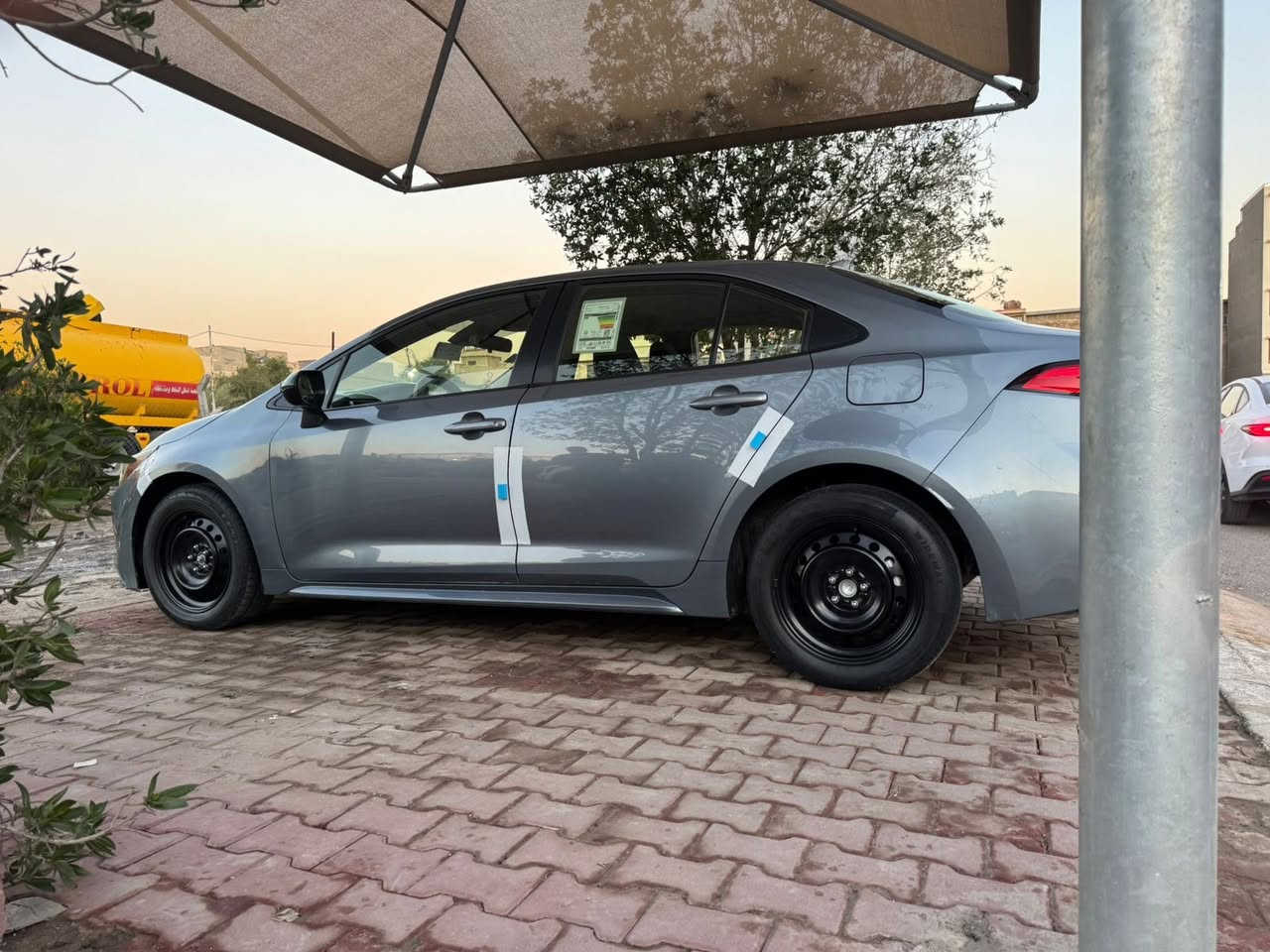 كورلا للبيع موديل ٢٠٢٠ وارد أمريكي محرك ١٨٠٠ سيارة جديدة وجاهزة محرك كير تبريد ثلج تخم تاير جديد كل نقص مابيها سيارة  حادثها مال امريكا باب السائق والبنيد مبدل بلادي وجاملغ الخلفي صبغ السيارة بدون دواخل سيارة شاشة كامرة حساسات رادرات تحكمات سايد بريك دكمه مثبت سرعه رقم بغداد الماني الجديد بسمي تحويل ثاني يوم سيارة بيها صبغ تلث قطع مال امريكا فقط سعرها ١١٣ ورقه ومكان السيارة بغداد البلديات ***********
