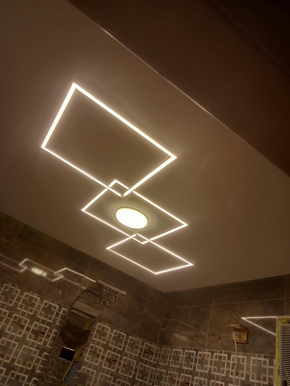 بسم الله توكلنا على الله 
جميع انواع الديكورات 
صباغ دخلي وخارجي 
بديل رخام وبديل خشب واسعار مناسبه لي الجميع 
الشغل داخل بغداد م/احمد المصري ***********
