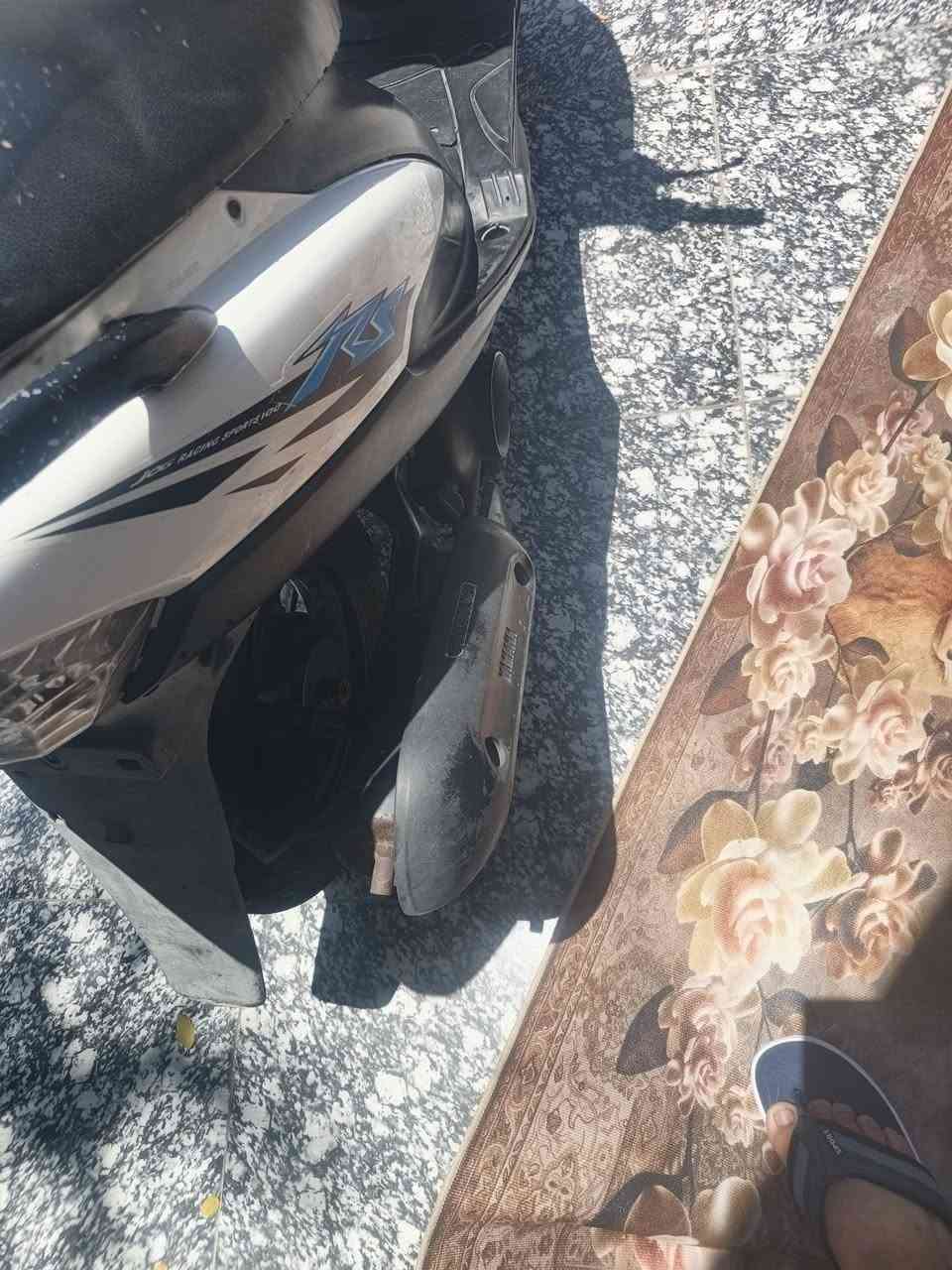 سلام عليكم دراجه ماكس عدله للبيع نضيفه وحلوه شغاله من طول الطول سلف هندر كهربائيات كلها شغاله بوشه 50 بلاد شراي اتصل على رقم مكاني شارع زديناويه قرب شركه الهنديه ***********
