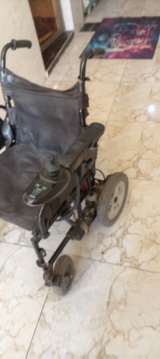 سلام عليكم عربانه معوقين شغاله مابيها شي عوزها بس بطاريات يعني اذا جيب بطاريه وياك تجي تفحص عله شرط شغاله سعر 200وبيها مجال قليل للستفسار ***********خاص
