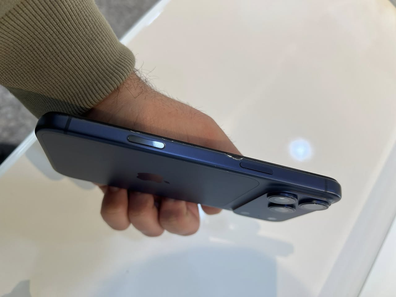 17 برو ماكس نيلي الجهاز مبدل شاشة وبي ضرر بالشاصي كما موضح بالصور مشحون 25 مرة كل شي شغال مابي اي مشاكل 
ع الفحص
السعر مليون و100 وبي مجال 
مكاني حله / ***********
