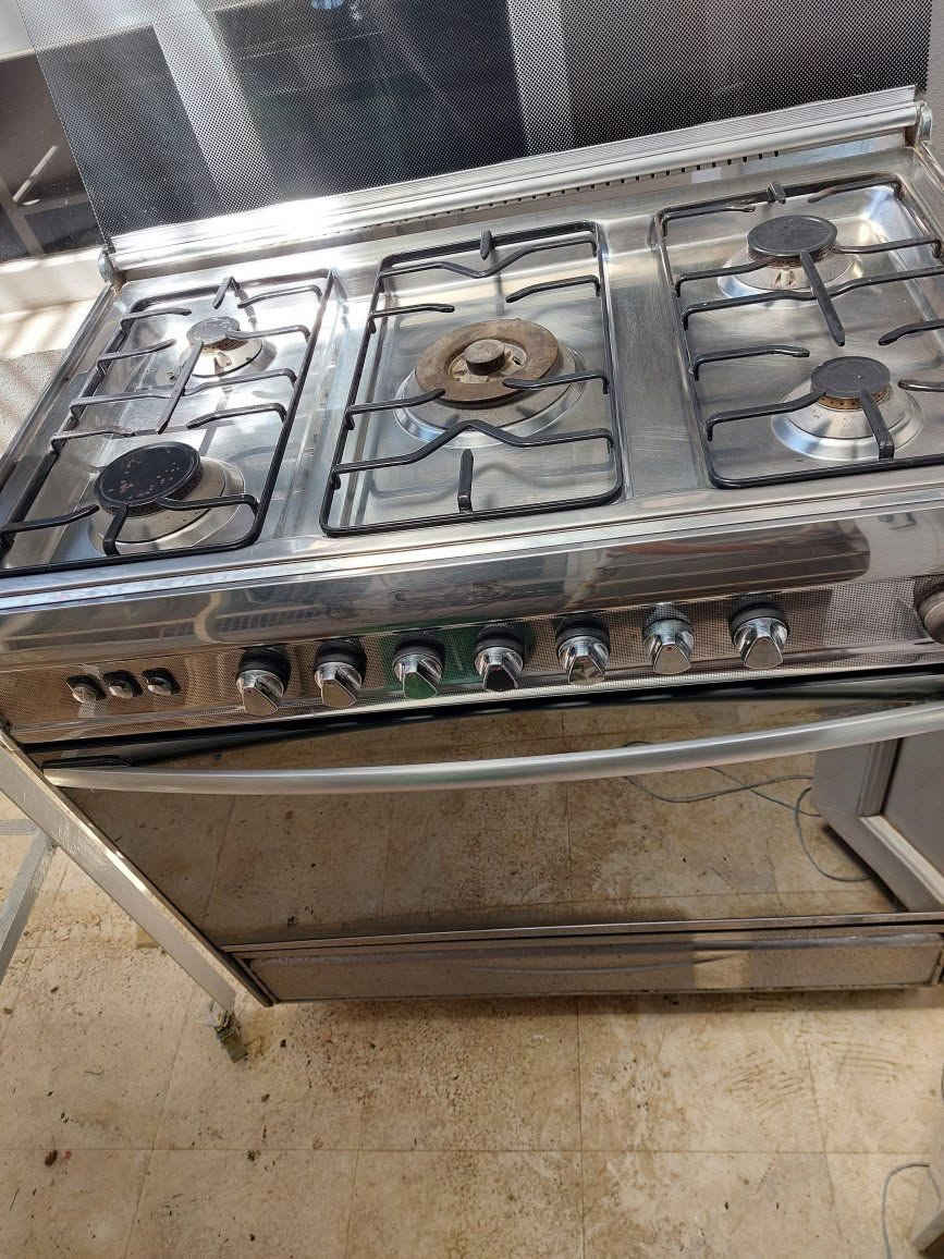 طباخ مصري حجم كبير 90×60 نظيف جدا للبيع للتواصل عالخاص او الواتساب
***********
