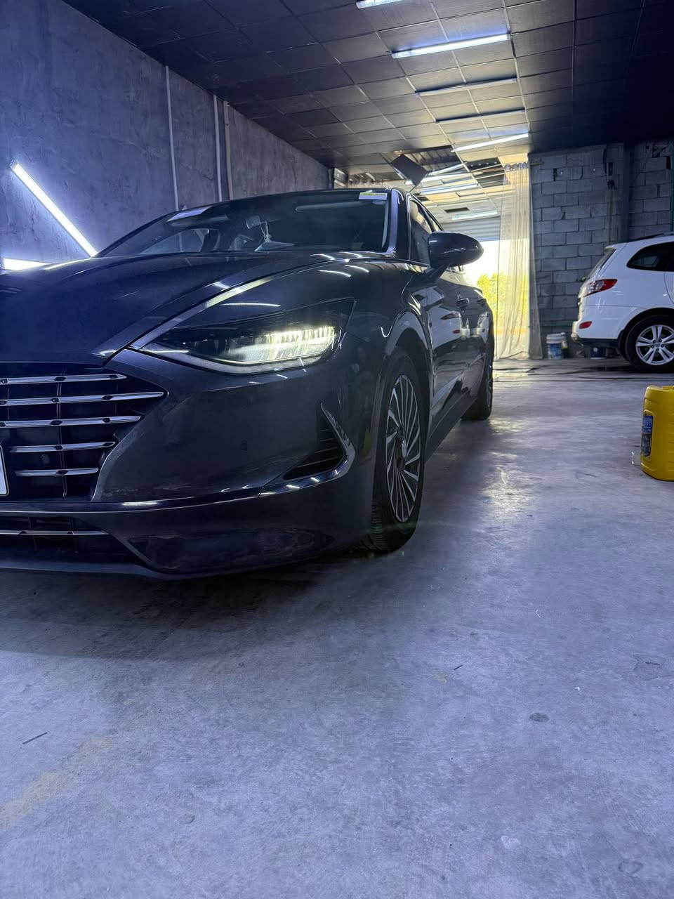 سوناتا 2022 رقمه اربيل تحويل ثاني يوم وال حادث بصيطط راح اكتبه بل اخير   ومحرك 2.0 لتر 4 سلندر هايبرد
2- قوة 192 حصان
3- ناقل حركة أوتوماتيك 6 سرعات
4- دفع أمامي FWD
5- بصمة تشغيل ودخول ذكي
5 -6 ركاب
7- مقاعد جلد  ا)
8- مقاعد تبريد وتدفئة (Limited)
9- شاشة 8 إنج أو 10.3 إنج
10- شاشة عدادات رقمية 12.3 إنج
13- شاحن لاسلكية
16- مثبت سرعة ذكي
17- نظام المحافظة على المسار
18- تحذير النقطة العمياء
19- فرملة طوارئ تلقائية
20- استهلاك وقود اقتصادي.

                ويل المنيوم 
22- إضاءة أمامية LED كاملة
LED DRL إضاءة نهارية -23
24- مصابيح خلفية LED
25- حساسات أمامية وخلفية
26- مرايا جانبية كهربائية مع تسخين
27- طي مرايا كهربائي

29- مقعد السائق تحكم كهربائي

31- مكيف أتوماتيك ثنائي التحكم
32- فتحات تكييف خلفية
33- نظام تشغيل عن بعد
34- فرامل يد إلكترونية
35- أوتو هولد (تثبيت السيارة بالإشارة)
(Eco / Sport / Smart) نظام اختيار وضعيات القيادة -36
37- نظام استرجاع الطاقة أثناء الفرملة
38- شاشة معلومات وسطية بين العدادات
39- بلوتوث ومنافذ USB أمامية وخلفية
40- نظام ملاحة GPS 
41- تنبيه حركة المرور الخلفية
42- تحذير الخروج الآمن للركاب
43- مساعد تجنب الاصطدام الأمامي
44- وسائد هوائية متعددة (أمامية جانبية ستارية)
45- نظام مراقبة ضغط الإطارات
46- تثبيت مقاعد أطفال ISOFIX
47- خزان وقود سعة تقريباً 50 لتر
48- نظام تعليق مريح للمدينة والسفر
49- عزل صوت ممتاز داخل المقصورة
50- بطارية هايبرد ليثيوم

نظام Smart Key للدخول بدون مفتاح
52- تشغيل بزر Push Start
53- قير أزرار Shift-by-Wire (مو عصا عادية)
54- شفرات تبديل سرعات خلف المقود (بعض الفئات)
55- مثبت سرعة مع خاصية التوقف والانطلاق
56- مساعد القيادة على الطريق السريع Highway Drive Assist
57- نظام تتبع المسار المتطور LFA
58- تنبيه انتباه السائق
59- شاشة عرض 

0- إضاءة داخلية محيطية Ambient Lig

61- زجاج عازل للحرارة والصوت

5- نظام قفل مركزي ذكي
66- إنذار ضد السرقة
67- نظام إدارة حرارة البطارية
68- مكابح مانعة للانغلاق ABS
69- نظام توزيع قوة الفرامل EBD
70- نظام الثبات الإلكتروني ESC
71- نظام مانع الانزلاق TCS
72- مساعد صعود المرتفعات
73- مساعد نزول المنحدرات (حسب السوق)
74- رادار أمامي ذكي
75- مستشعر مطر لتشغيل المساحات تلقائياً
76- مساحات أمامية بدون إطار
77- مؤشر قيادة اقتصادية Eco Guide
78- نظام بلولينك Hyundai Bluelink (في بعض الدول)
79- شبكة أمامية كروم رياضيه

1- معامل مقاومة هواء منخفض لتحسين صرف البنزين
82- بطارية هايبرد

3- وضعية EV للقيادة الكهربائية بسرعات منخفضة
84- استهلاك تقريبي حوالي 4.5 لتر لكل 100 كم
85- سعة صندوق خلفي تقريباً 450 لتر
86- طول السيارة حوالي 4.9 متر
87- عرض حوالي 1.86 متر
88- قاعدة عجلات واسعة لثبات أفضل
89- وزن تقريبي 1.6 طن
90- شاشة معلومات استهلاك مباشر للوقود
رقم الهاتف : ***********
السعر: 188 بيه مجال للشراي
المكان؛ بصرة 
خابر وتدلل
