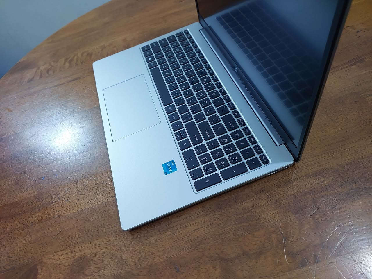 السلام عليكم ..  جيل    13  ماركة   hp   بلون مميز   ... شاشة  حجم 15.6 دقة FULL HD   ...هارد نوع SSD M2 السريع بحجم 512  كيكا ...رام حجم  8  كيكا ...  كيبورد ضوئي ثلجي 3 درجات  ... اللابتوب جديد ما مستخدم ميفرق عن الي بالكارتون بشي  سوبر سلم و شكلة روعة وشحنة فوق الممتاز   ... ملائم للبرامج  والدراسة والاعمال وغيرها مكانه بغداد السعر 250$ للاستفسار الاتصال *********** (واتس)او ***********
