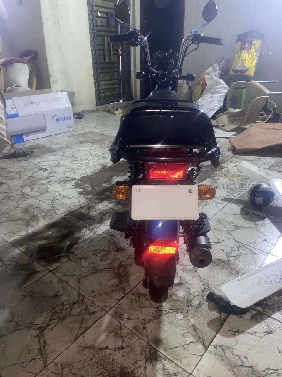 السلام عليكم
دراجه tvs اوتماتيك محرك 70 cc
مديل ٢٣ بلاديه ماملعوب بيها نضافتها فول 
كهربائيات ماملعوب بيها كامله 
نقصها بس الزنجيل بي صوت 
سعرها. ٦٥٠ وبيها مجال 
رقمي ***********
