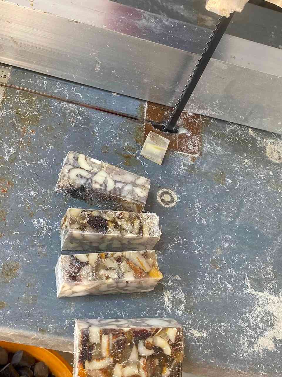 هذه مو سبحة اعتيادية...
سندلوس ألماني، بمقابض مكبوسة، بفكرة جديدة من مهند الموصلي.
كل تفصيلة انعملت بعناية، حتى تطلع القطعة بهوية مختلفة ولمسة تميزها عن غيرها.
إحنا ما نقلد ...
إحنا نبتكر، ونترك لكل قطعة بصمتها الخاصة.
#جراخة_مهند_الموصلي
فخامة تُصنع بالإتقان... وتُعرف من أول نظرة
***********
