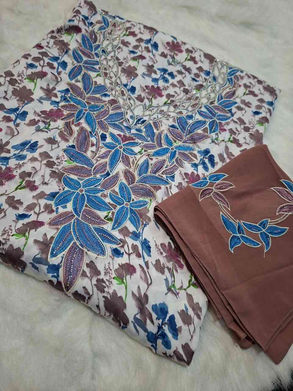 متوفر مخور  قطعه قماش 4 أمتارحرير اندنوسي تطريز وستراس يعني شغل درجه اولى مع شال مطرز. السعر 25 مع اجور التوصيل


**إذا كنت صاحب هذا الإعلان وتريد حذفه لأي سبب، رجاءا أرسل رسالة إلى الدعم الفني**