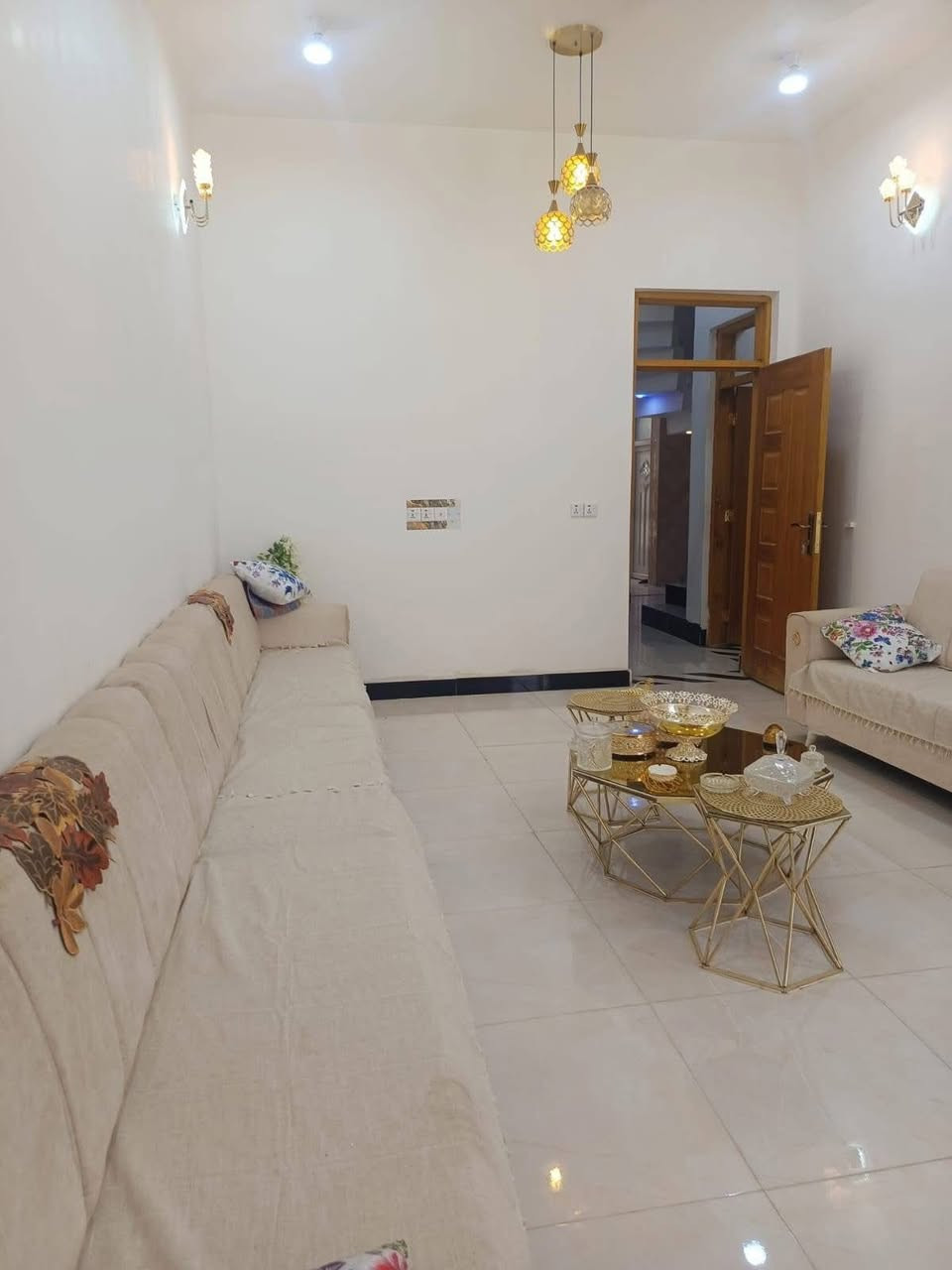 مشتمل طابو صرف في حي ( الجمعية ) 
بجانب بيت القاضي ( عباس تاغي ) 
مساحة ١٥٠ م 
بناء ( درجه اولى ) حديث 
طابقين يحتوي على ( ٤ ) غرف نوم 
صحيات داخلية + خارجية 
خدمات - ماء - كهرباء 
مطلوب ( اسكان ) ( ٣٧ ) مليون 
تحويل ( مباشر ) 

للاستفسار مراجعة مكتب ( غيدان ) للعقار  
واسط - الزبيدية - مقابيل حي ( الصناعي )  
***********  
*********** محمد سيد غازي
