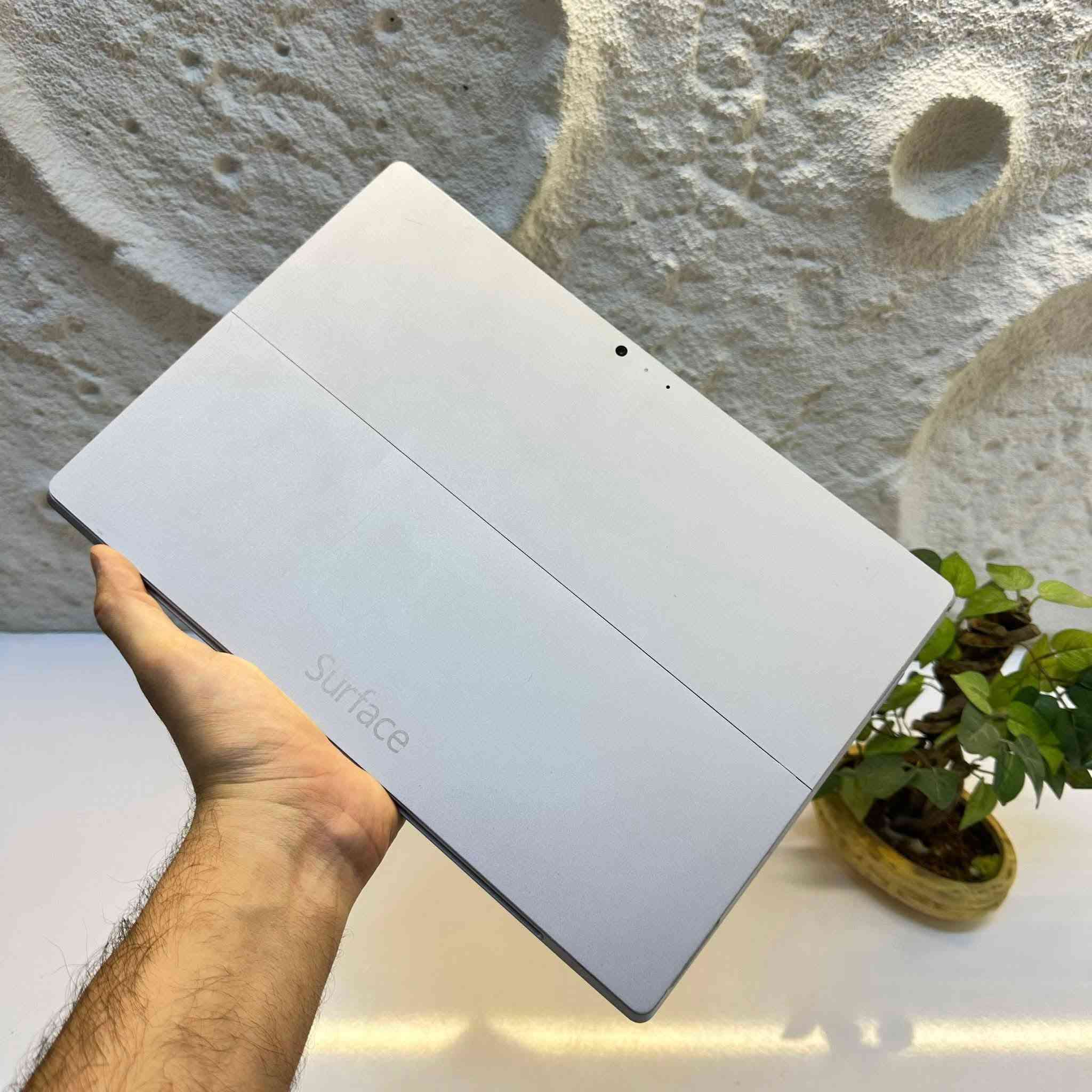 ب200 الف
i5
رام 4
هارد 128 SSD
حجم 12.3 
وتساب ***********
