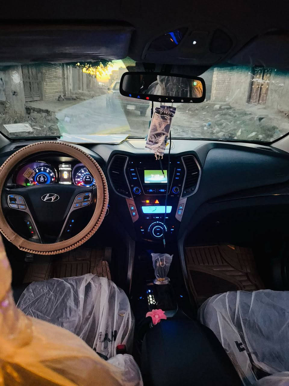 السلام عليكم ورحمة الله وبركاته
هونداي سنتافي 2013 امريكي  للبيع 
لون اسود ملكي محرك السيارة اربعه سلندر دفع رباعي 4wd
المحرك 2000T
السيارة جديده  بدون ضربة او صبغ فقط باب العبري مبدل
والباقي ليبل واحد شرط
رقم بابل مشروع وطني تحويل مباشر تبريد ثلج 
السيارة ماشية 120 الف 
فول مواصفات عدا البانوراما
بصمة
5راكب
كامرا خلفية
كشنات جلد 
كشنات كهرباء تبريد بكشنات
نظام الاوتو هولد
مانع تزحلق
2 قطع تبريد
حساس امامي خلفي 
لد امامي
ويل كب ١٩
كروس سرعة
ايكو مود
تحكم ستيرن كامل
تخم تايرات جديد
انارة ترحيب
السيارة مكفولة من كلشي وجاهزة من كير مكينه حداديه
للاستفسار التواصل 
الرقم *********** مكاني ذي قار.. السعر 135 وبيه مجال
