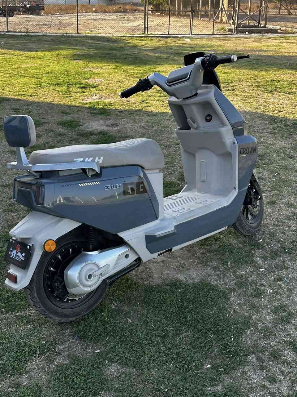 السلام عليكم
كراون ملكة استخدام شهرين
سرعتها حقيقي 75
3 سرعات ودبل اشارة
بطاريات 6 مسطرة عالفحص
دراجة جديدة كلش
ومشيها حلو وطستها ناعمة
رايدها ب900 الف مكاني بغداد الطوبجي
رقمي ***********
